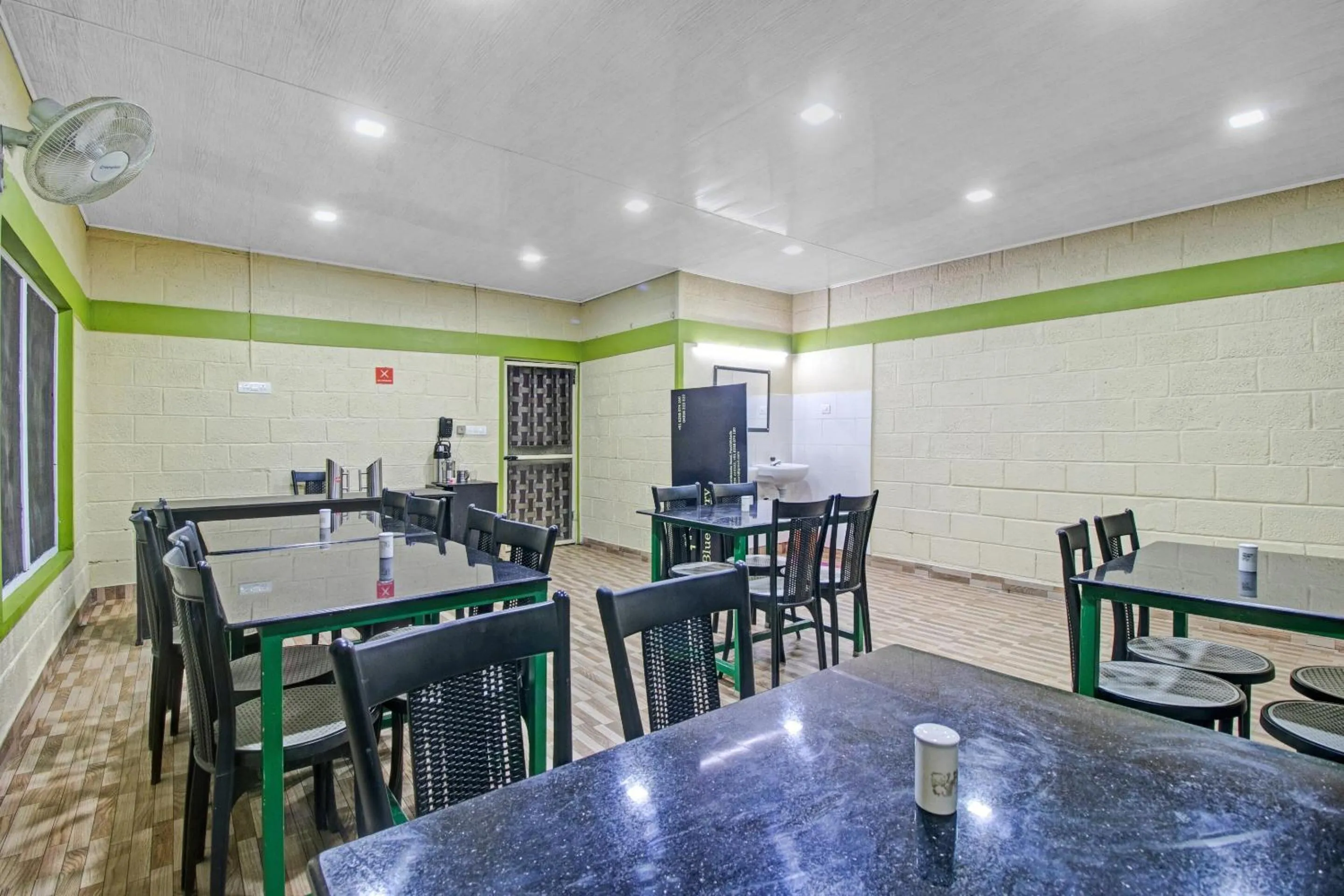 Restaurant/places to eat in Super Capital O Pop Tavern Kazhakkottam