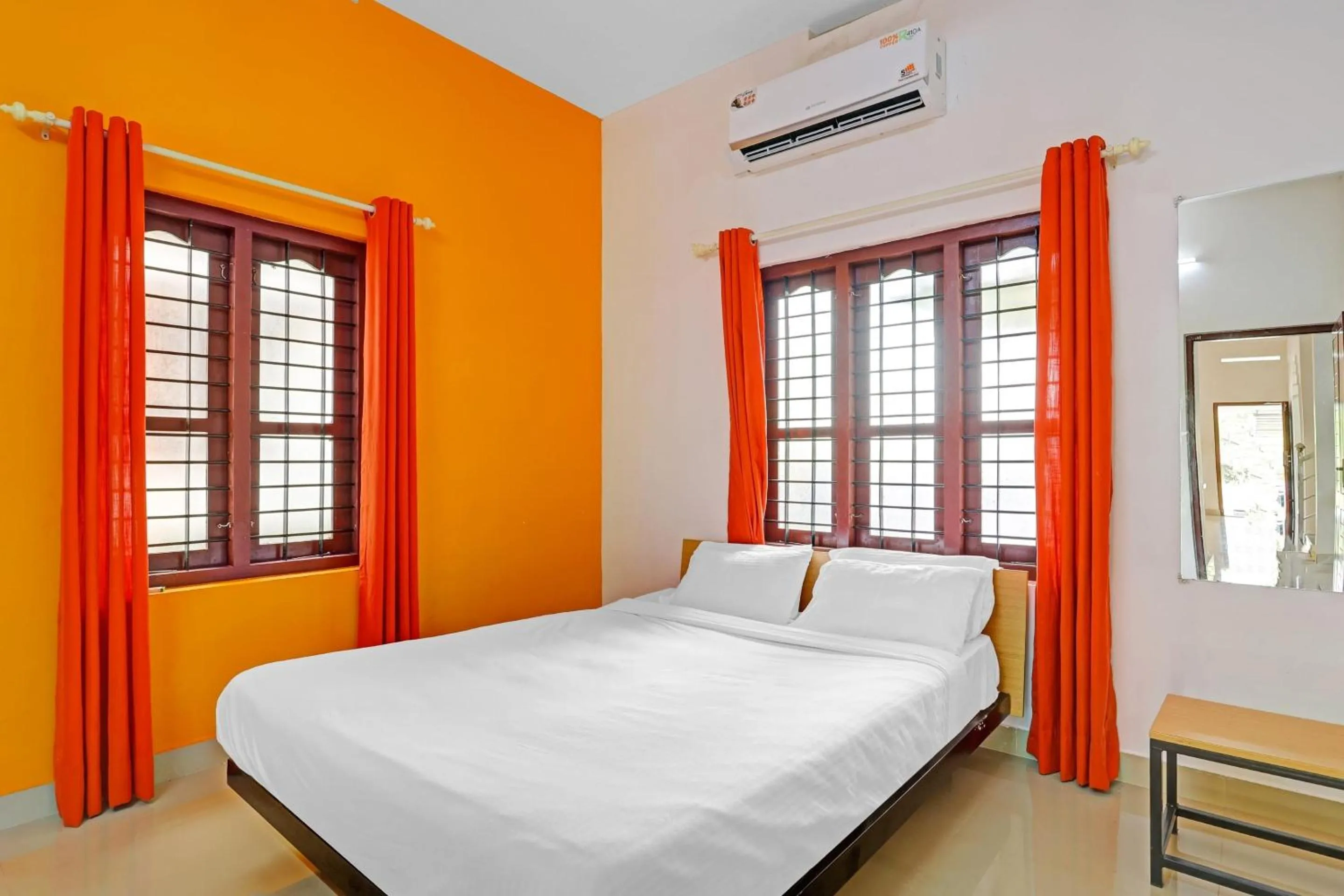 Bedroom, Bed in Super Capital O Pop Tavern Kazhakkottam