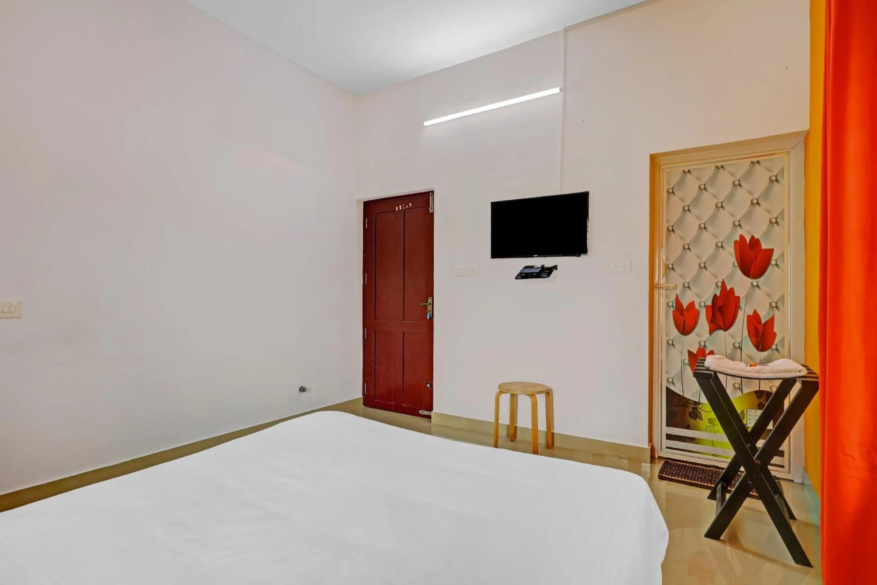 Bedroom, Bed in Super Capital O Pop Tavern Kazhakkottam