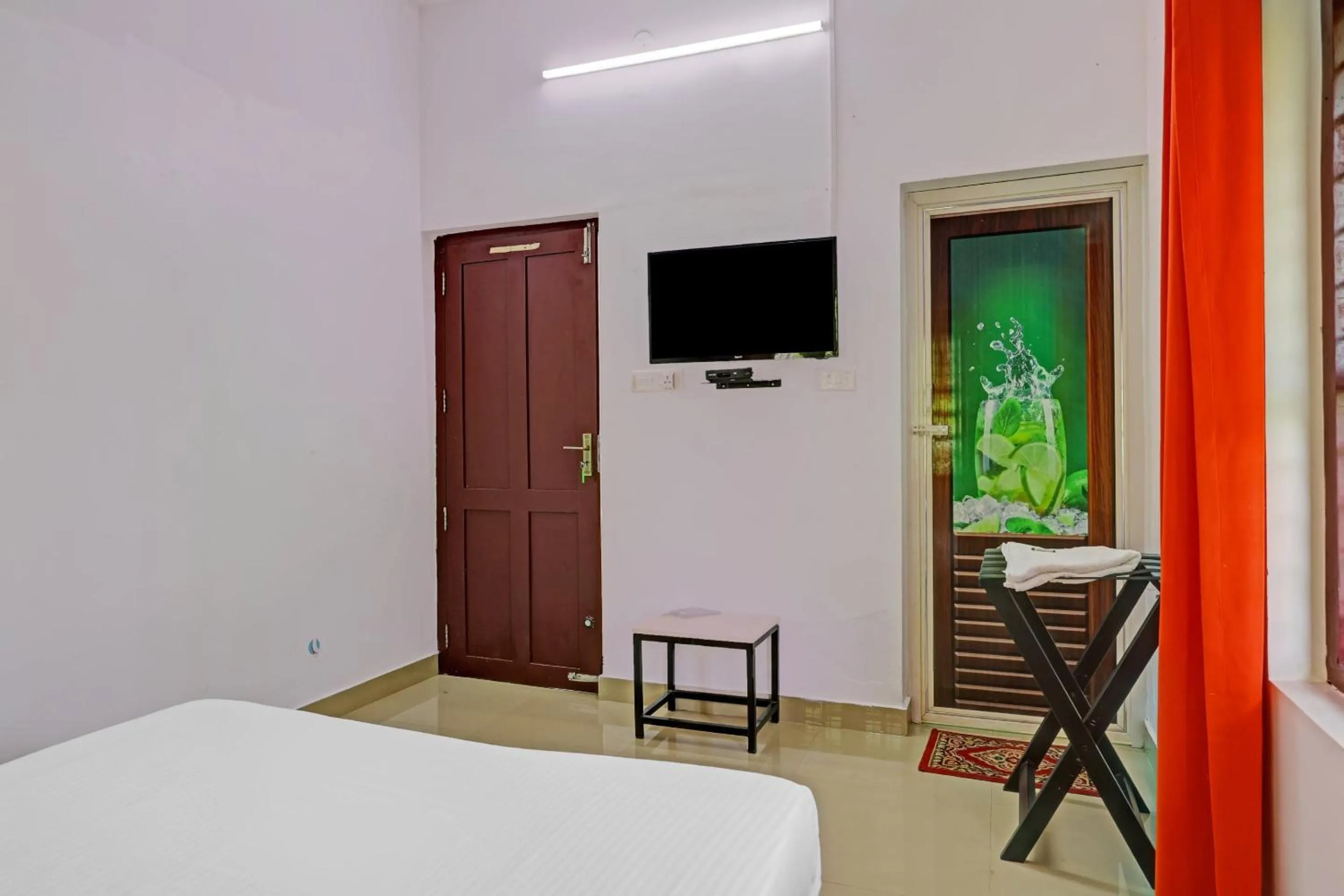 Bedroom, Bed in Super Capital O Pop Tavern Kazhakkottam