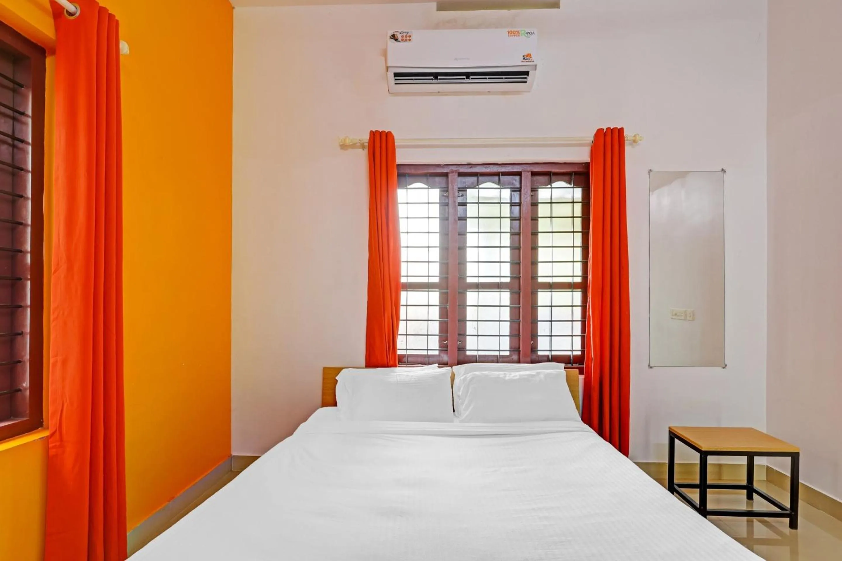 Bedroom, Bed in Super Capital O Pop Tavern Kazhakkottam