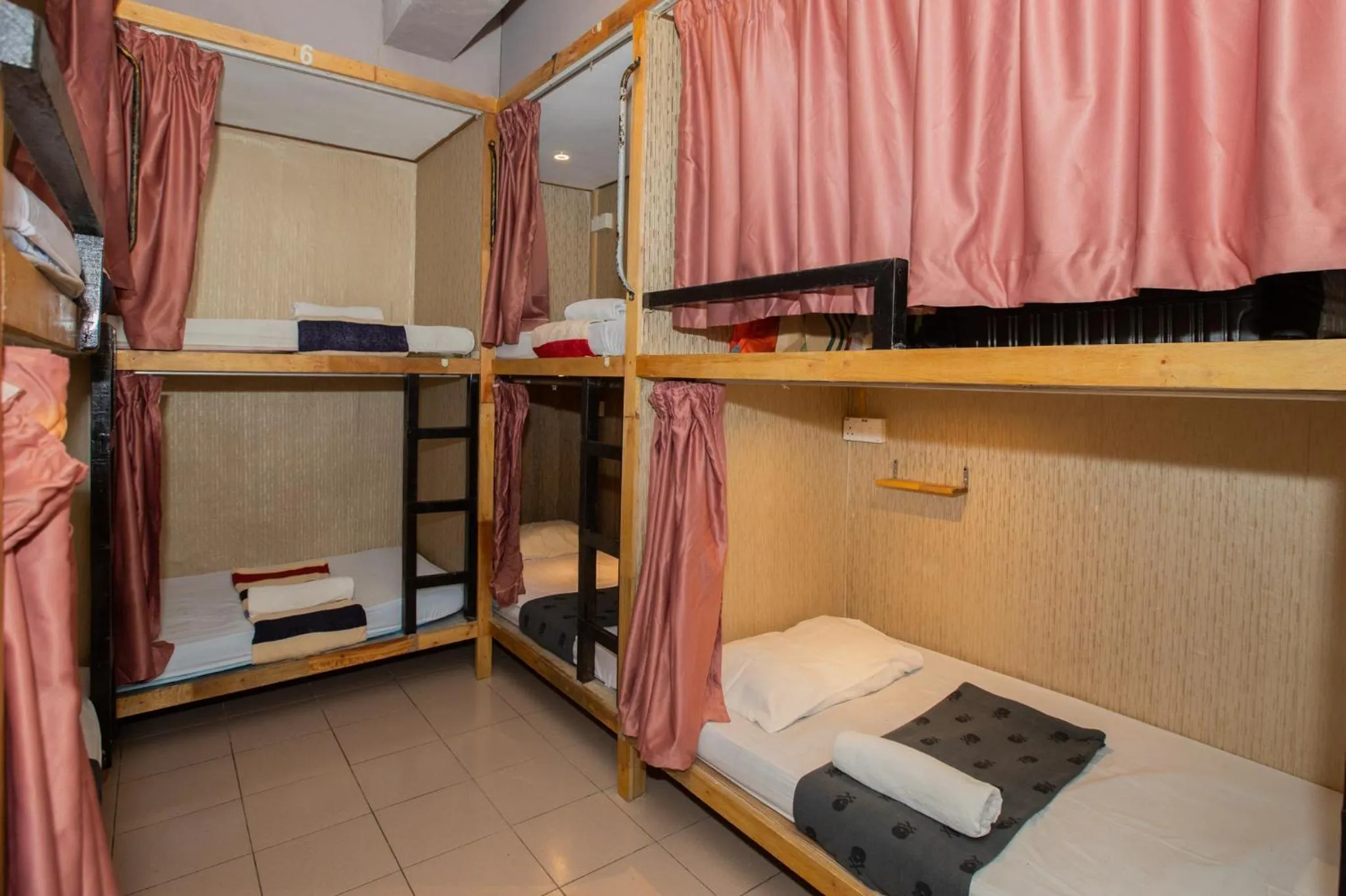 Bed in Escape Backpackers KK