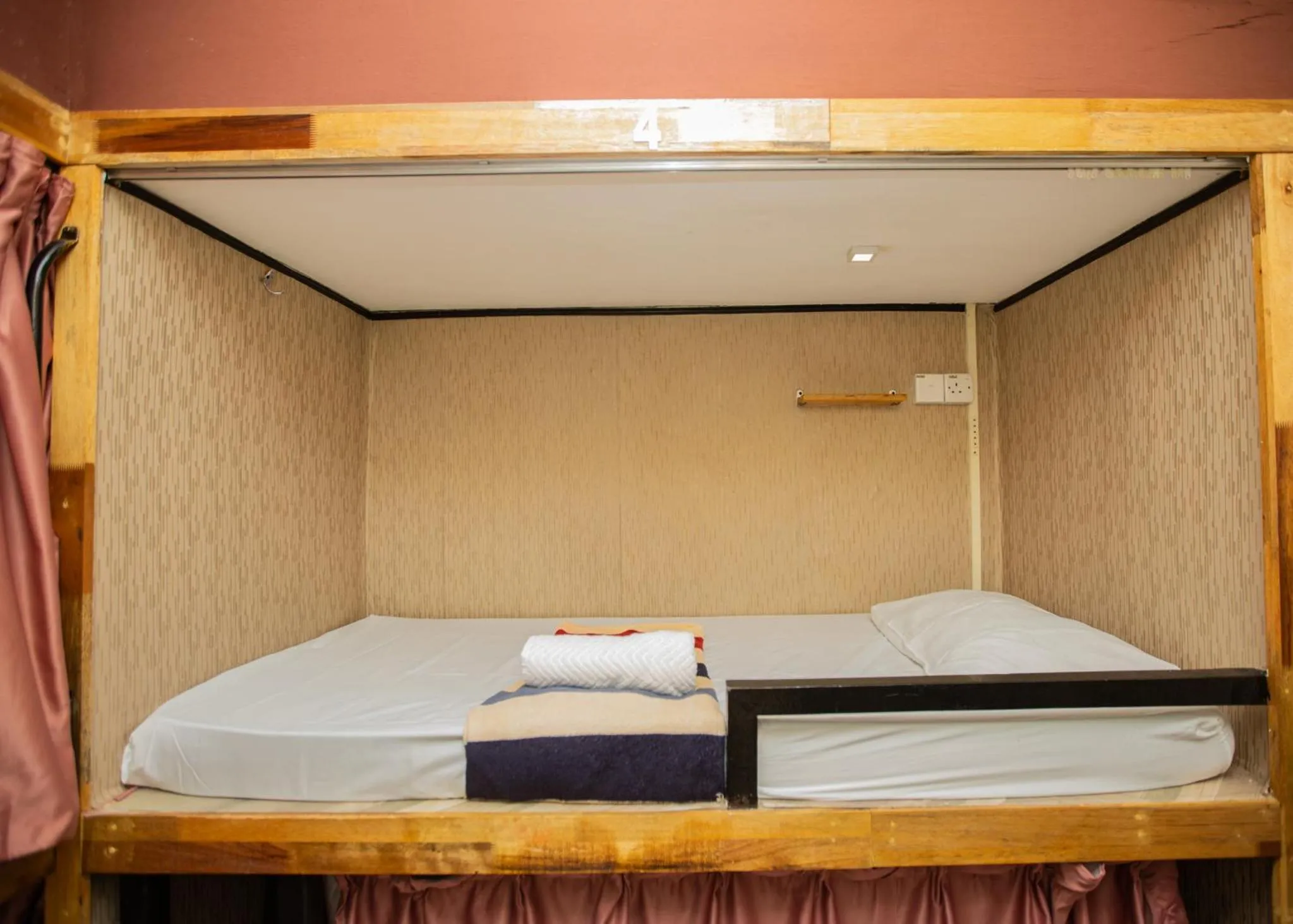 Bed in Escape Backpackers KK