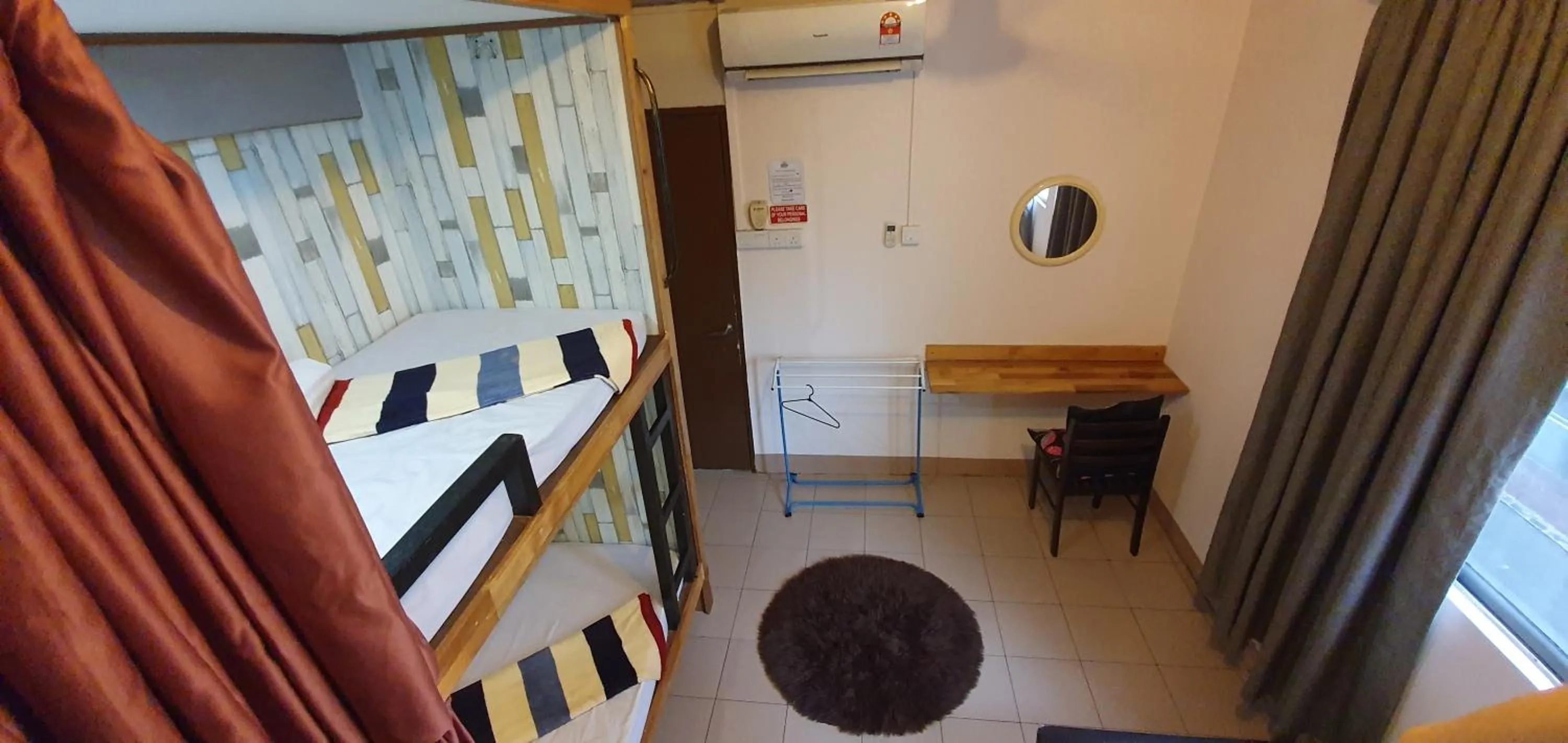 bunk bed in Escape Backpackers KK