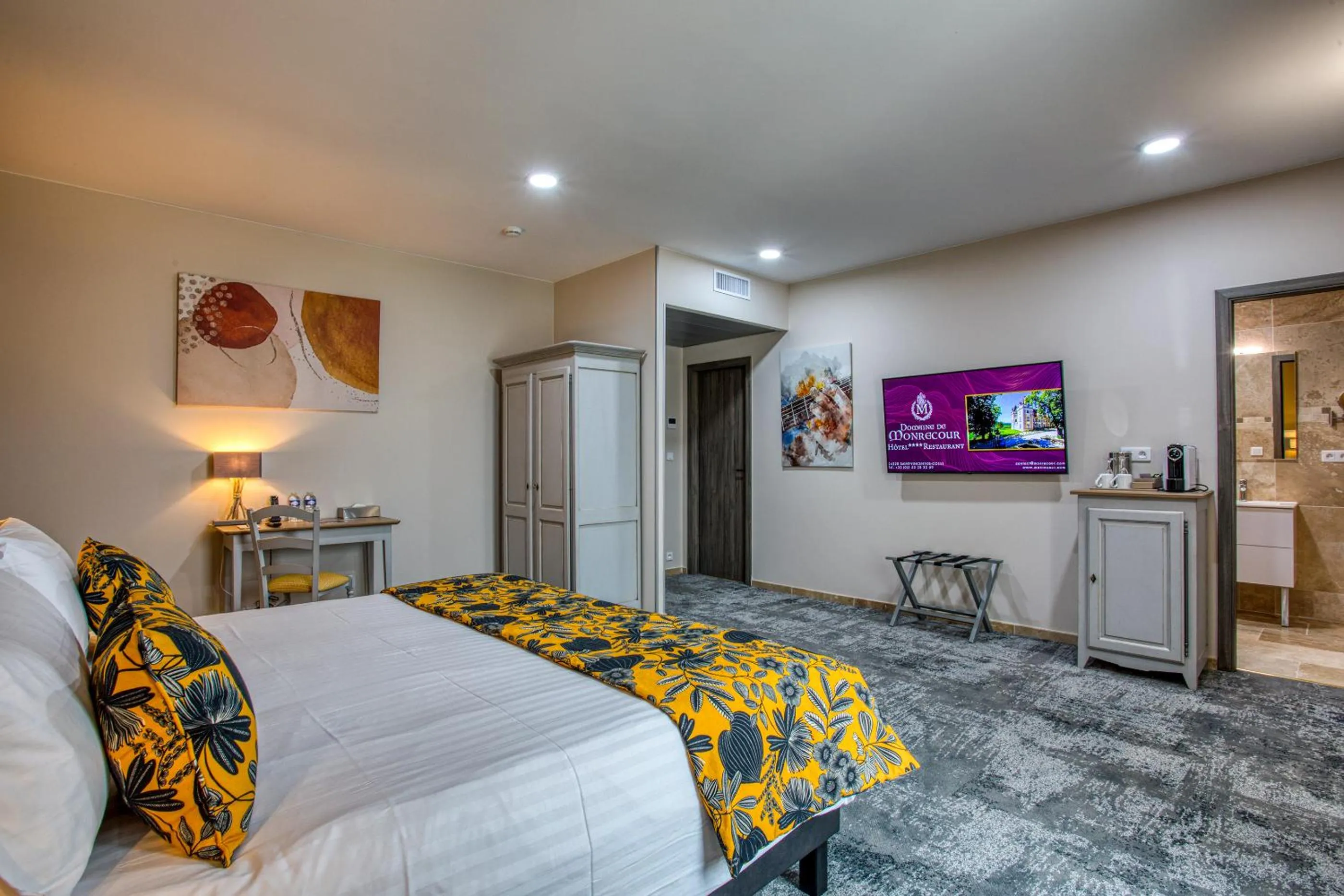 Bed in Domaine de Monrecour - Hôtel & Restaurant - Proche de Sarlat