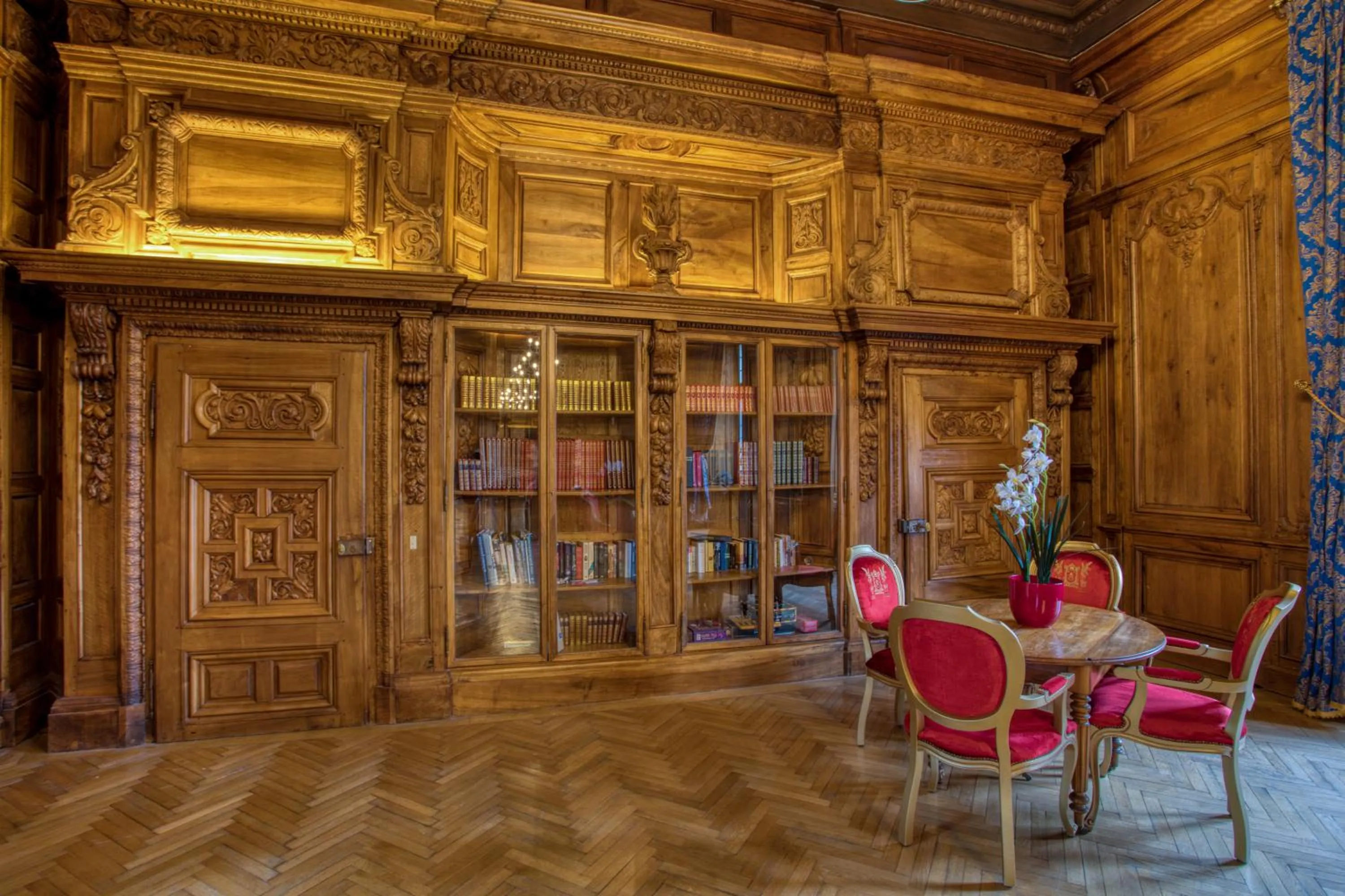Library in Domaine de Monrecour - Hôtel & Restaurant - Proche de Sarlat