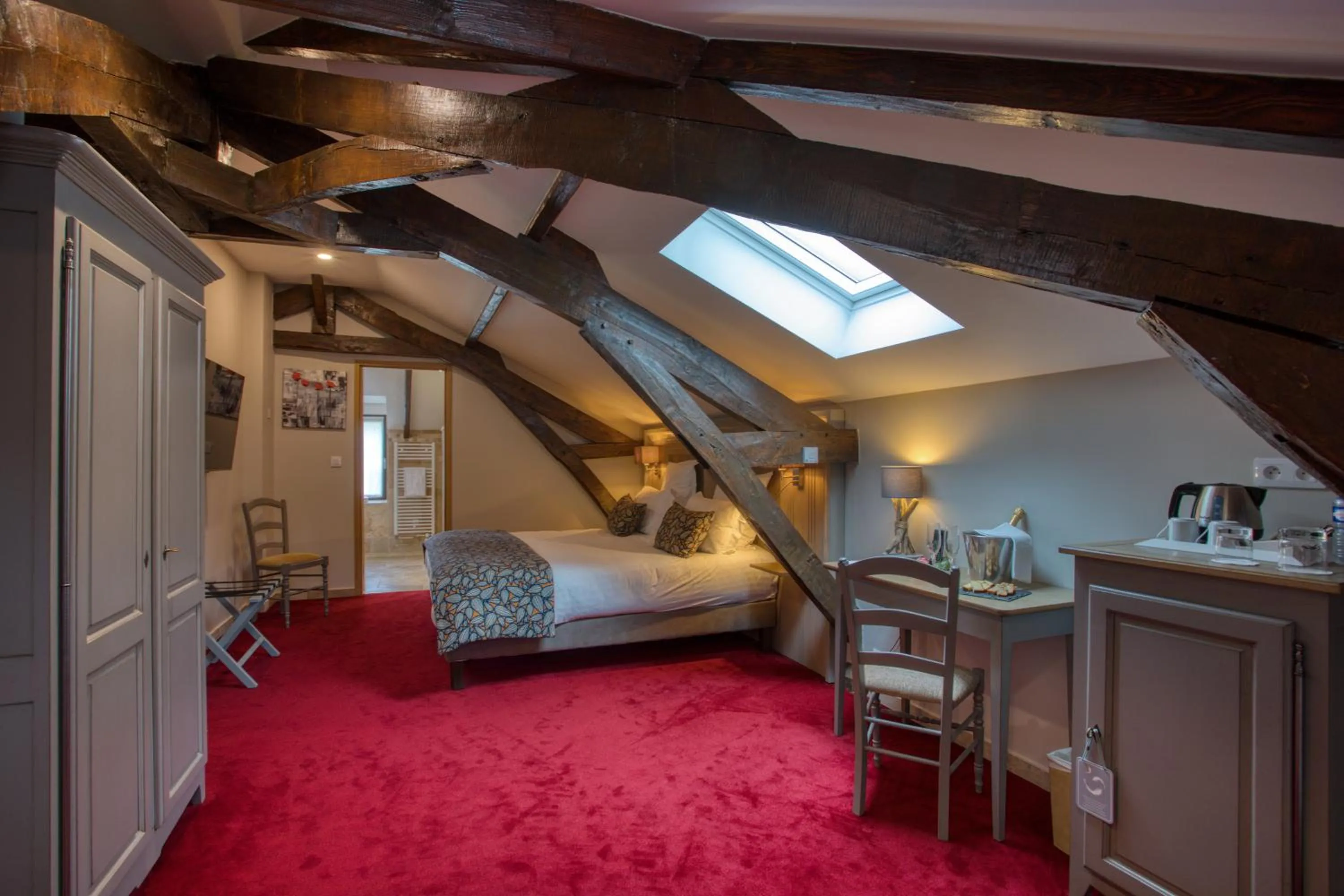 Bathroom, Bed in Domaine de Monrecour - Hôtel & Restaurant - Proche de Sarlat