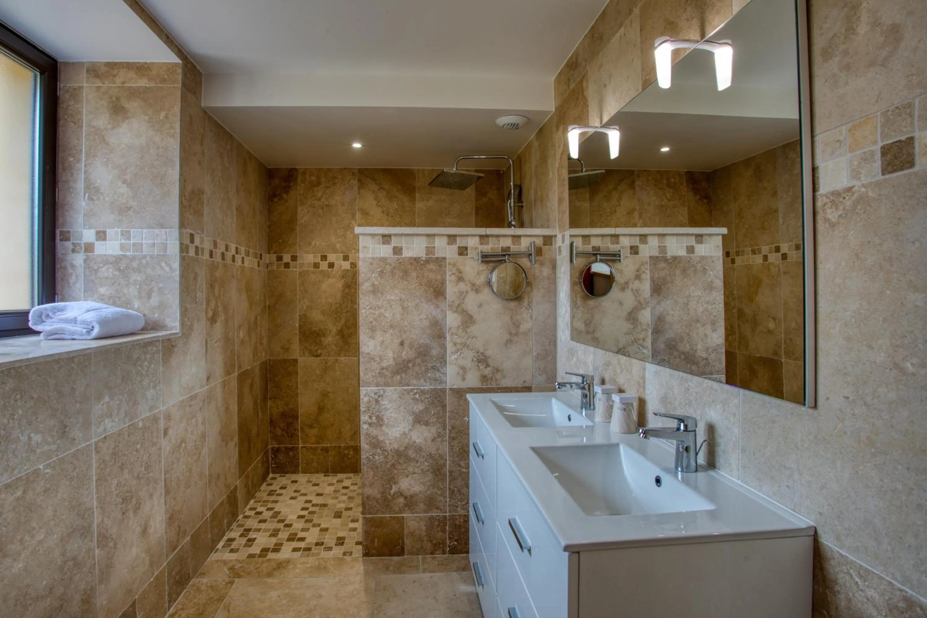 Bathroom in Domaine de Monrecour - Hôtel & Restaurant - Proche de Sarlat