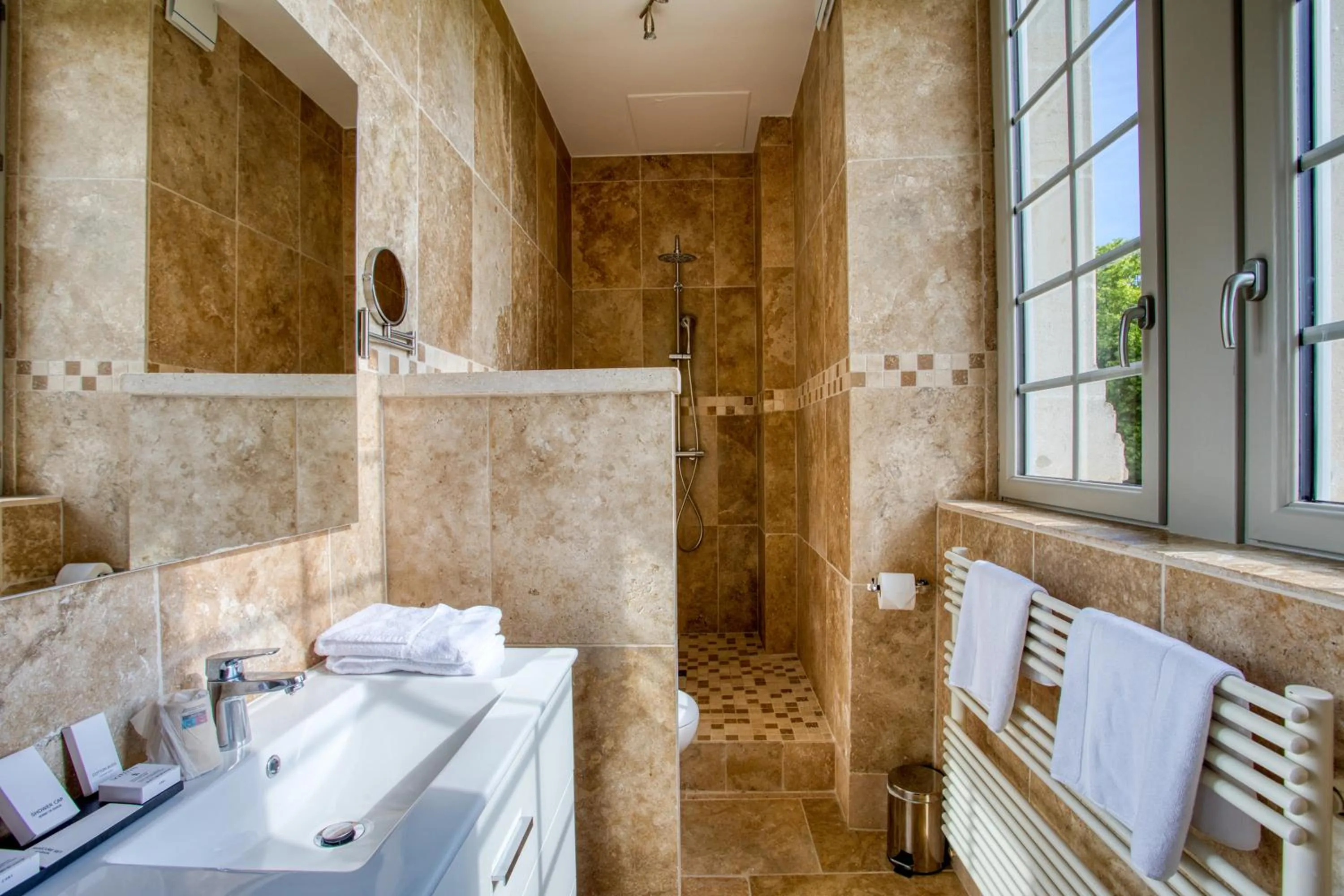 Bathroom in Domaine de Monrecour - Hôtel & Restaurant - Proche de Sarlat
