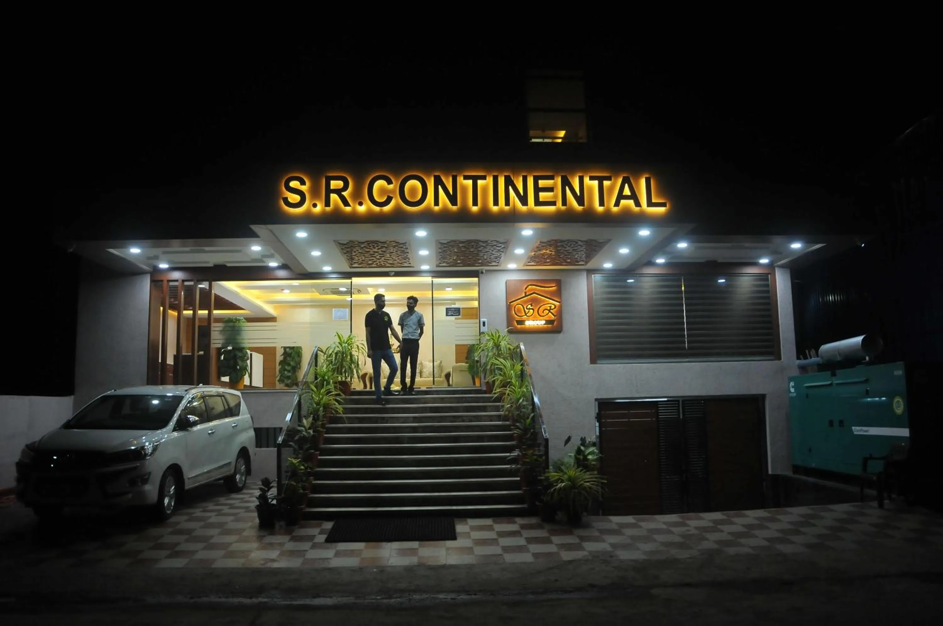 Facade/entrance in S R Continental