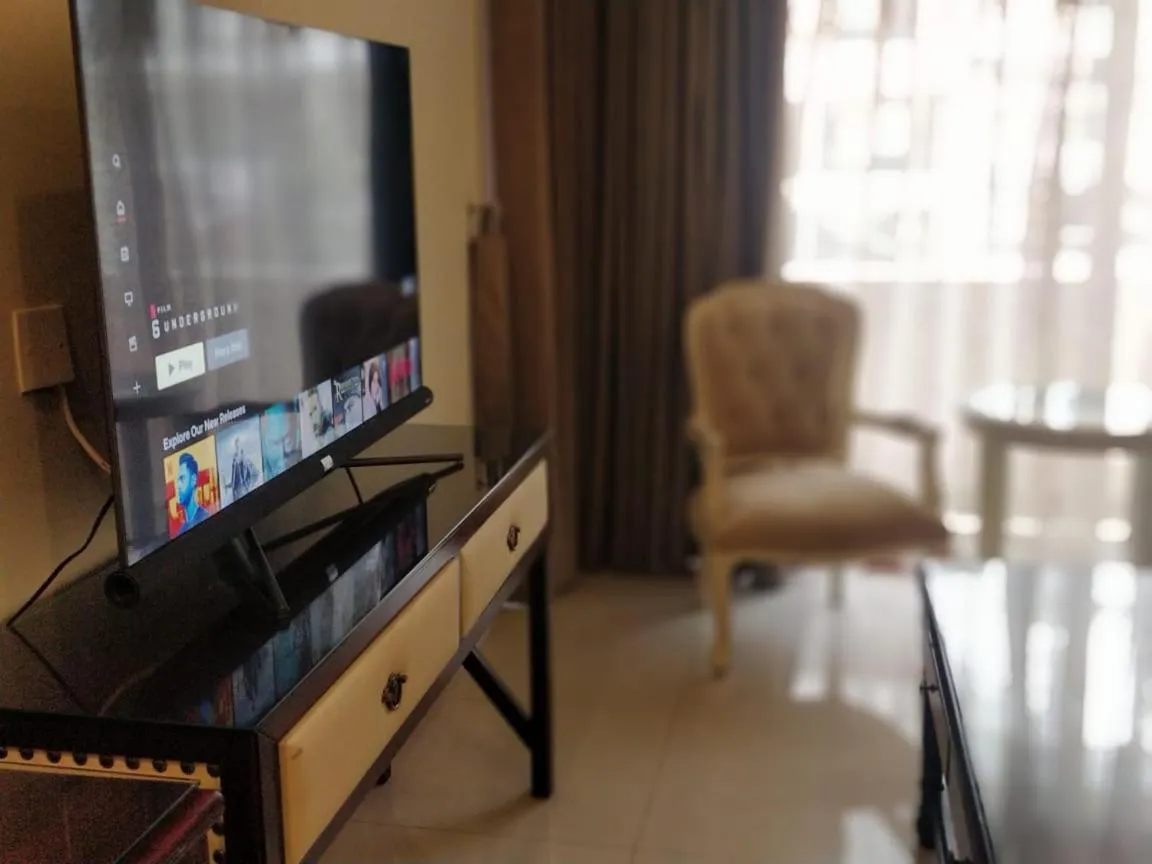 Communal lounge/ TV room in Comfyinn Guest House