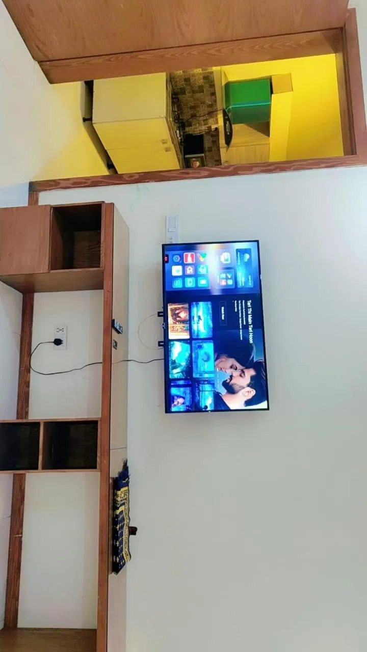 Communal lounge/ TV room in Comfyinn Guest House