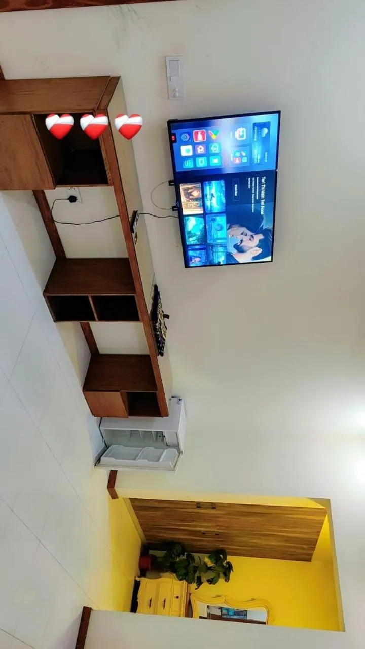 Communal lounge/ TV room in Comfyinn Guest House