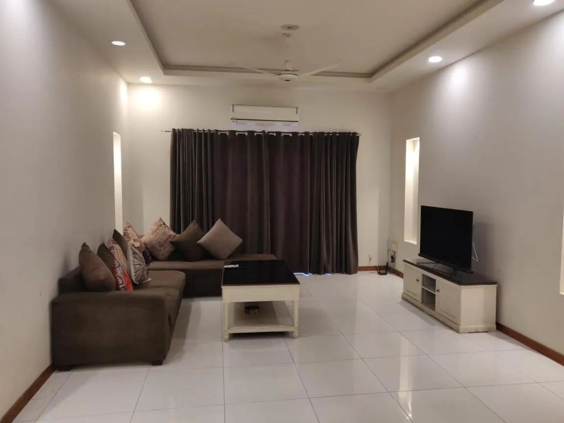 Communal lounge/ TV room in Comfyinn Guest House