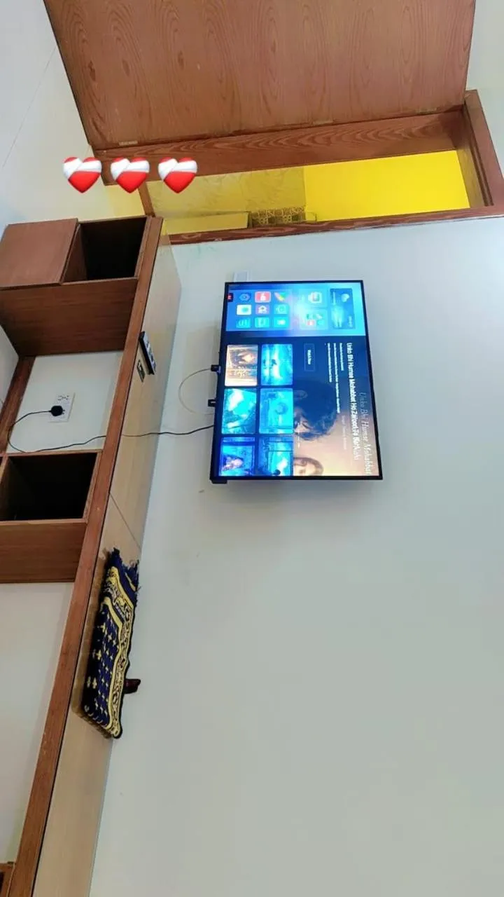 Communal lounge/ TV room in Comfyinn Guest House