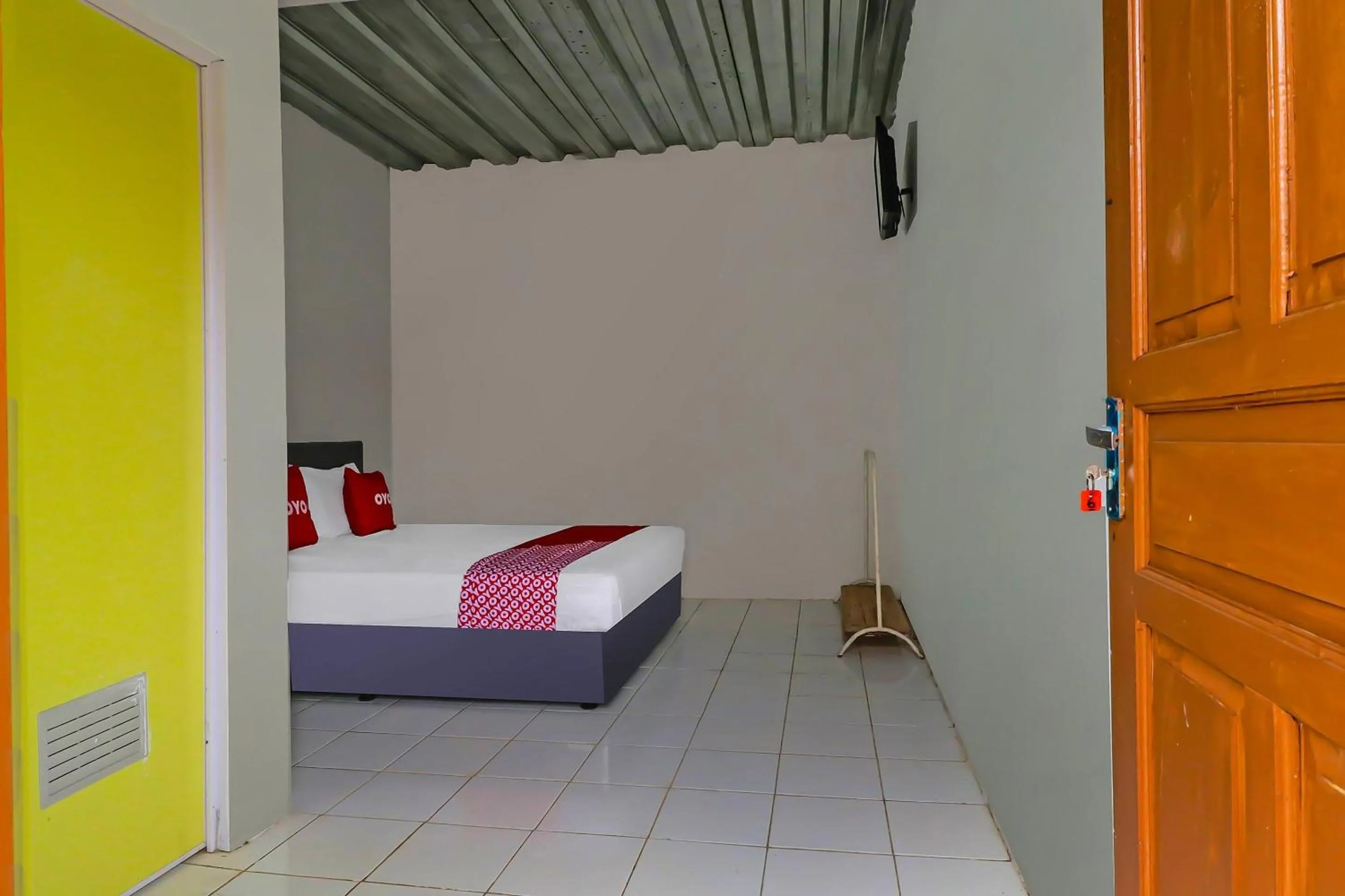 Bedroom, Bed in OYO 90809 Homestay Black Pink Merah Jambu Syariah
