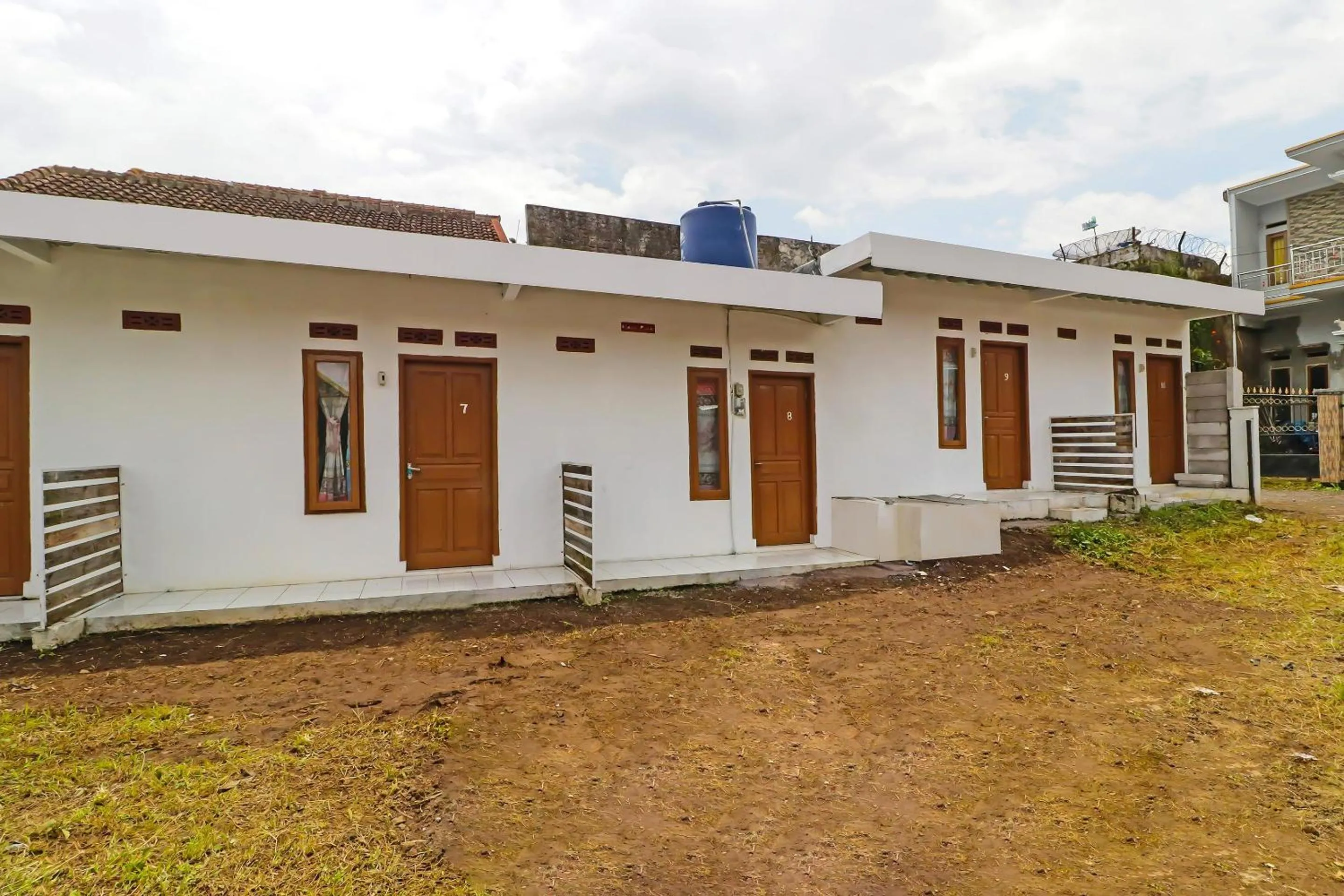 Facade/entrance in OYO 90809 Homestay Black Pink Merah Jambu Syariah