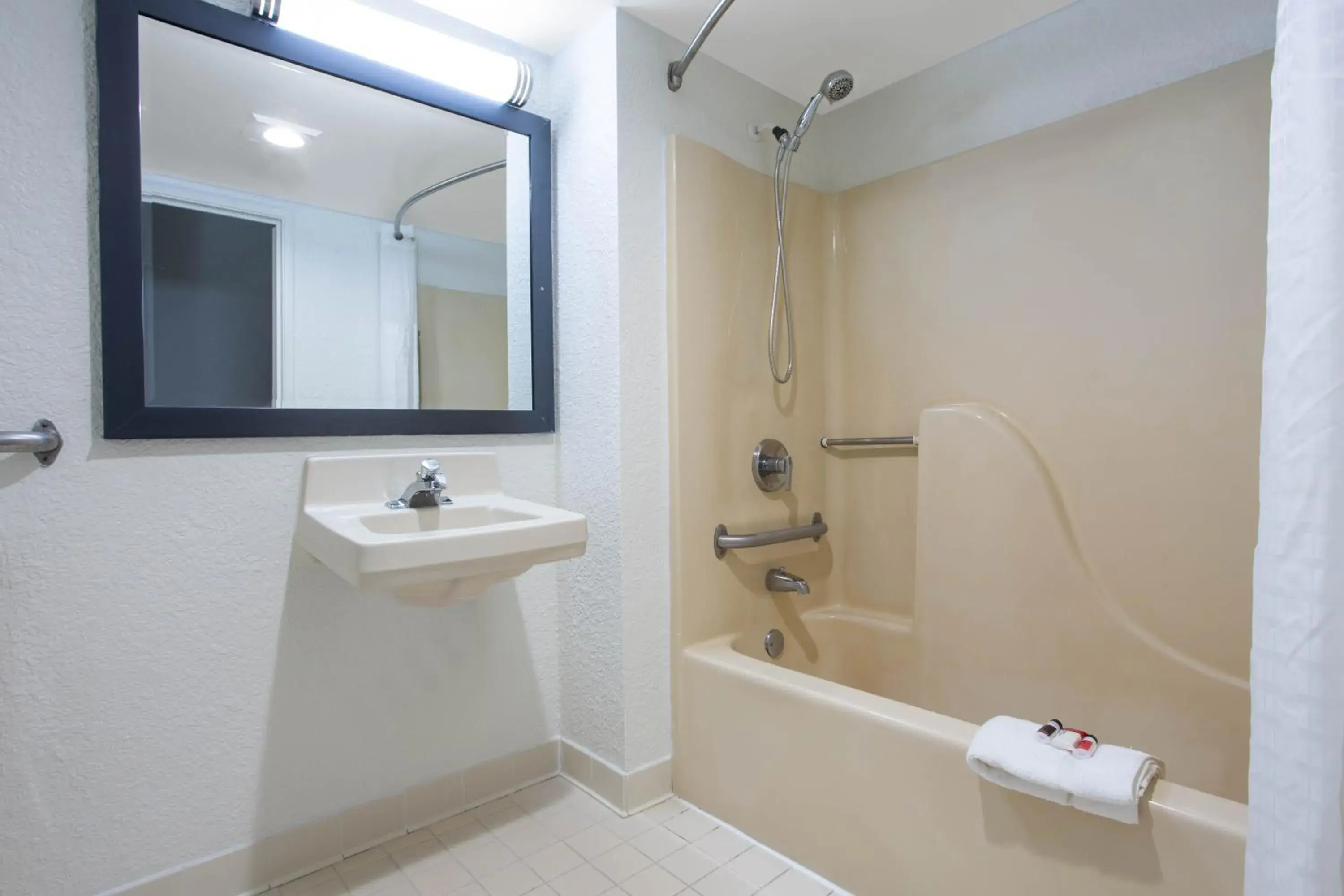 Bathroom in Days Inn by Wyndham Absecon Atlantic City Area Bathroom in Days Inn by Wyndham Absecon Atlantic City Area