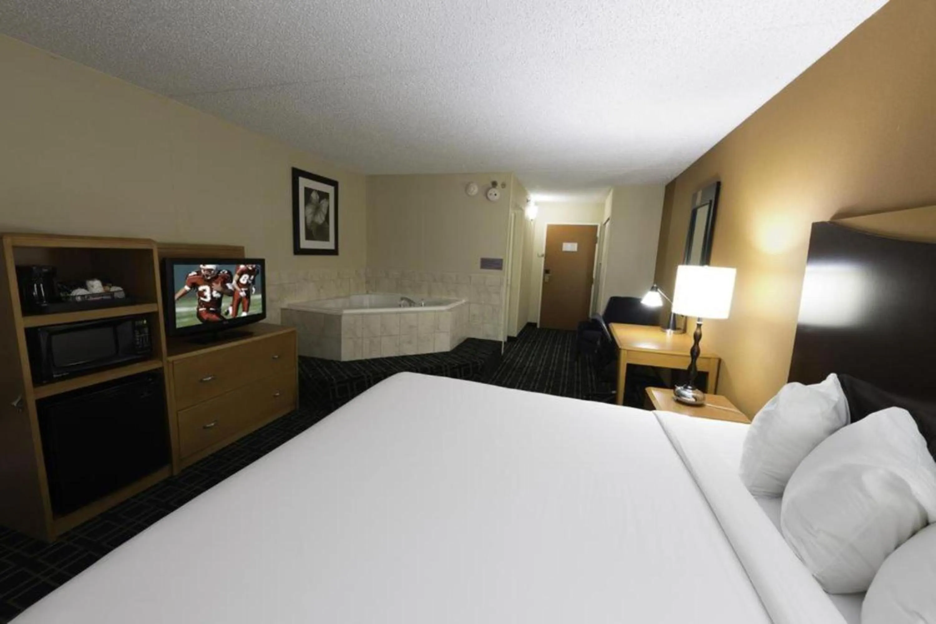 Photo of the whole room, Bed in Days Inn by Wyndham Absecon Atlantic City Area