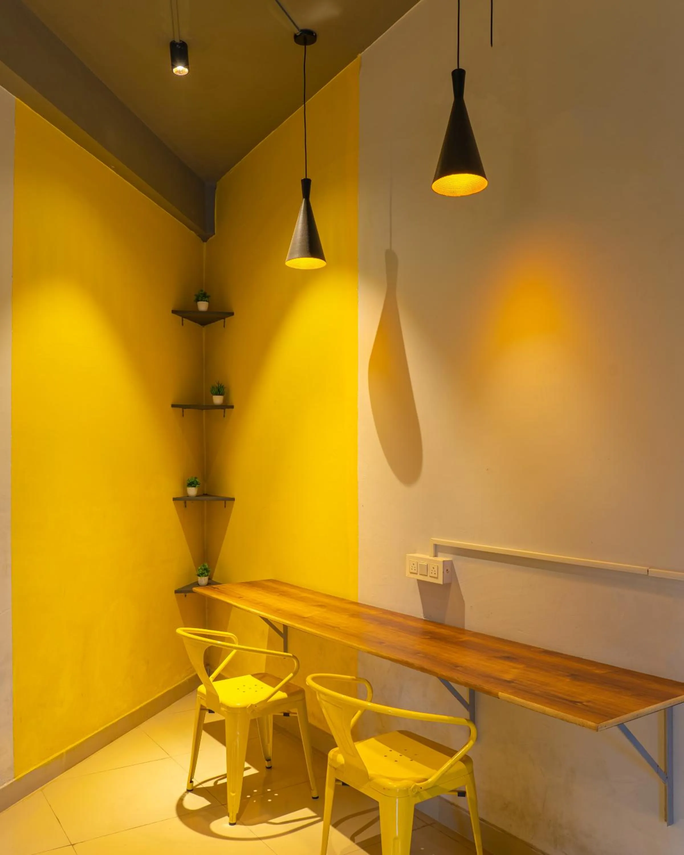 Seating area in Whoopers Hostel Bir