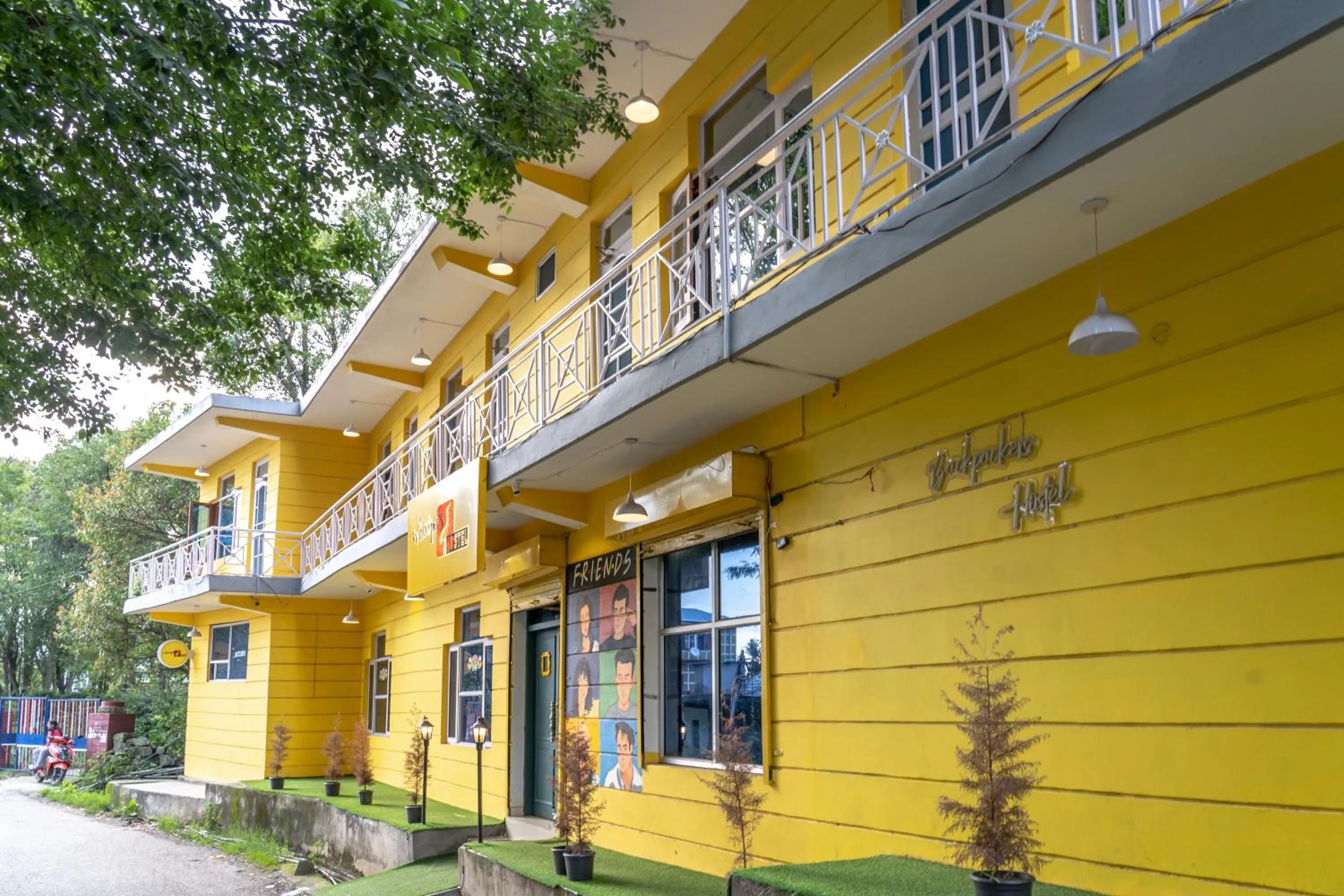 Property building in Whoopers Hostel Bir