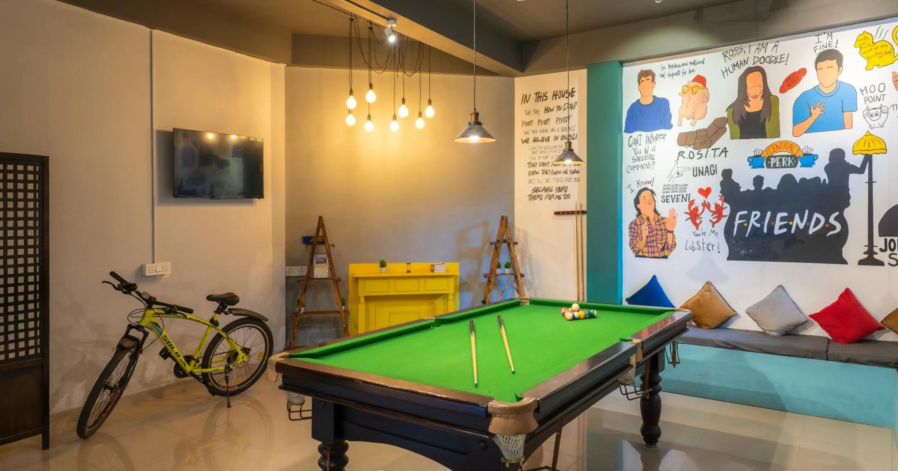 Communal lounge/ TV room in Whoopers Hostel Bir