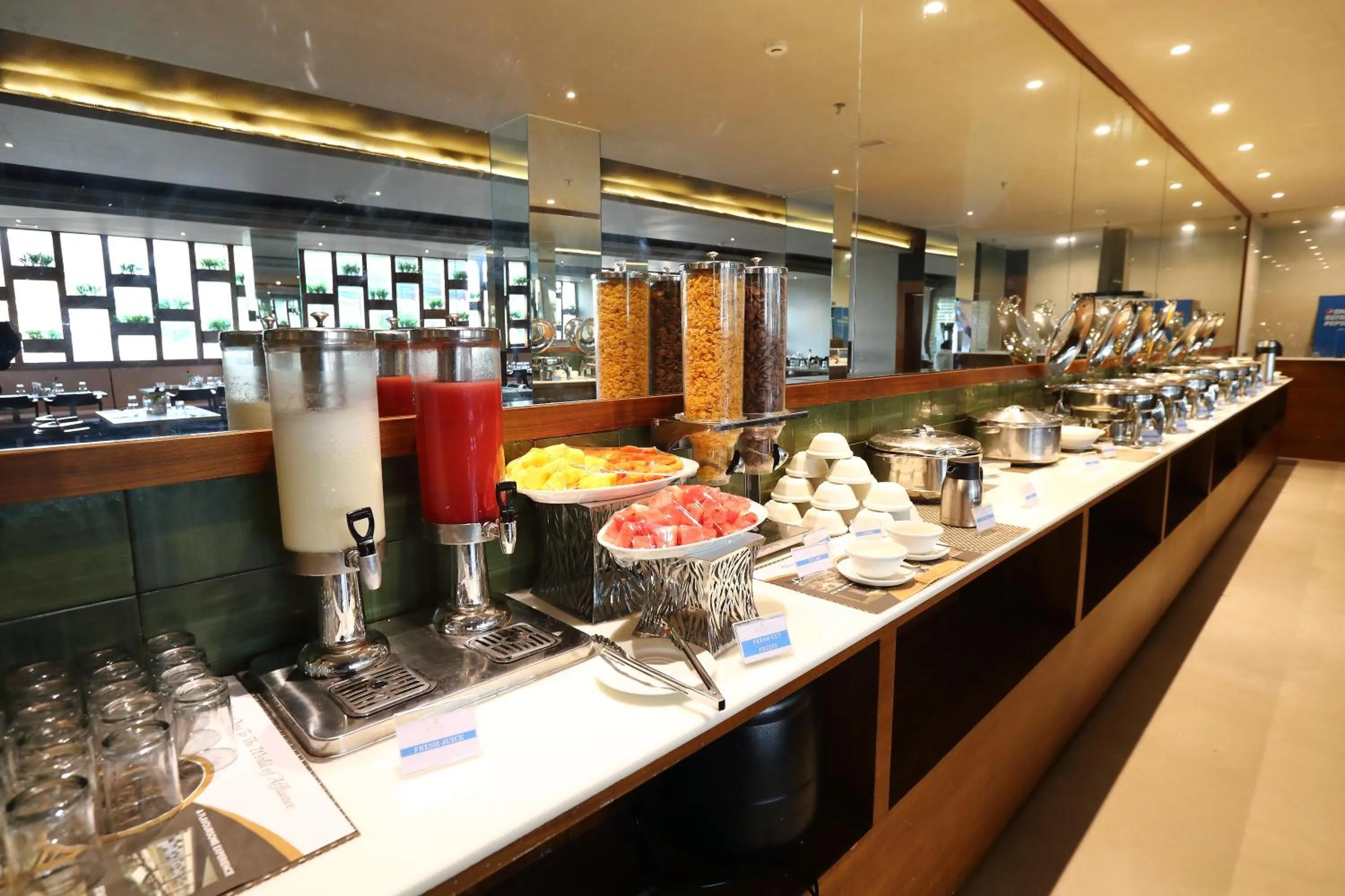 Restaurant/places to eat in Magnet Hotel