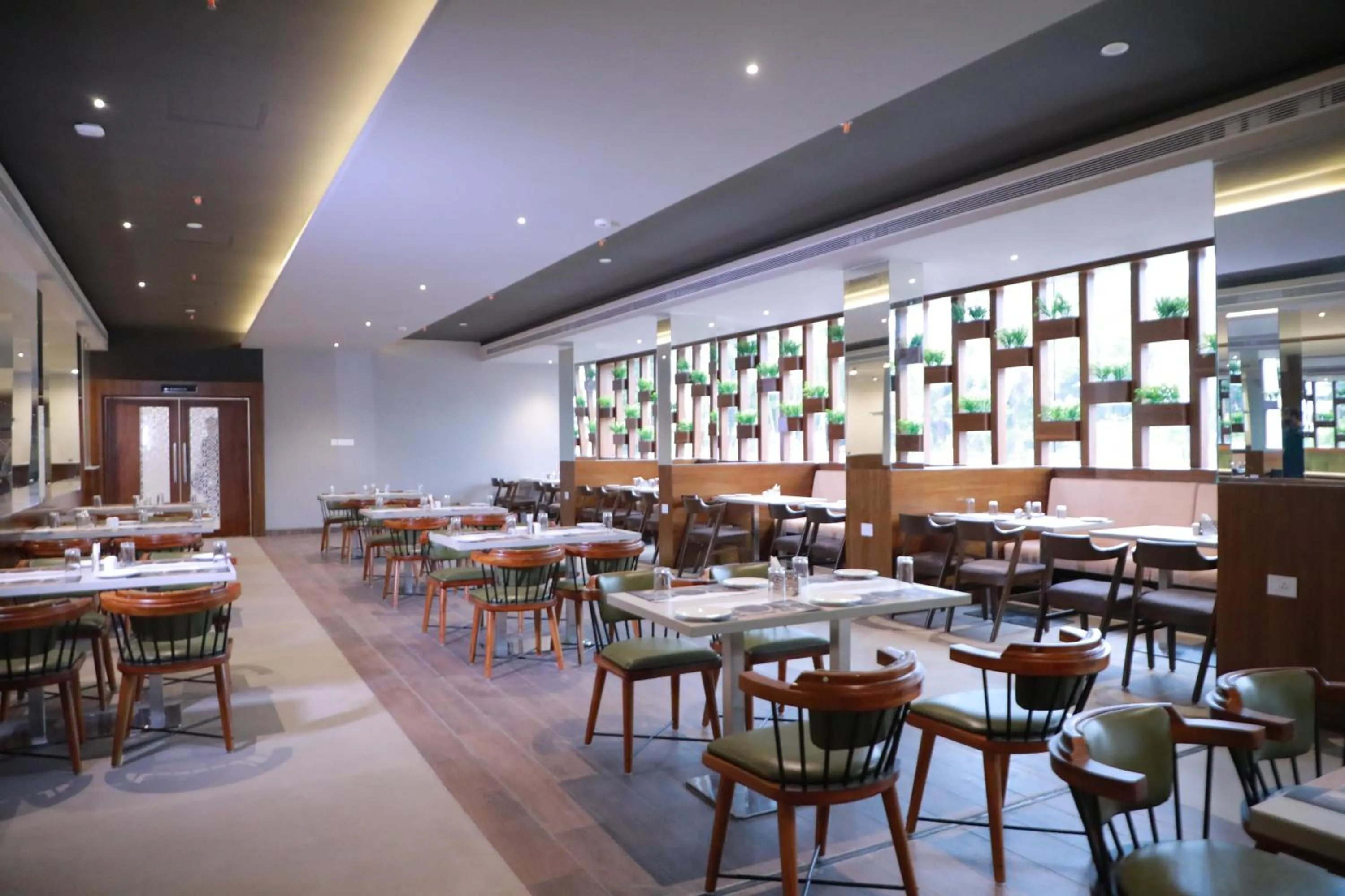 Restaurant/places to eat in Magnet Hotel