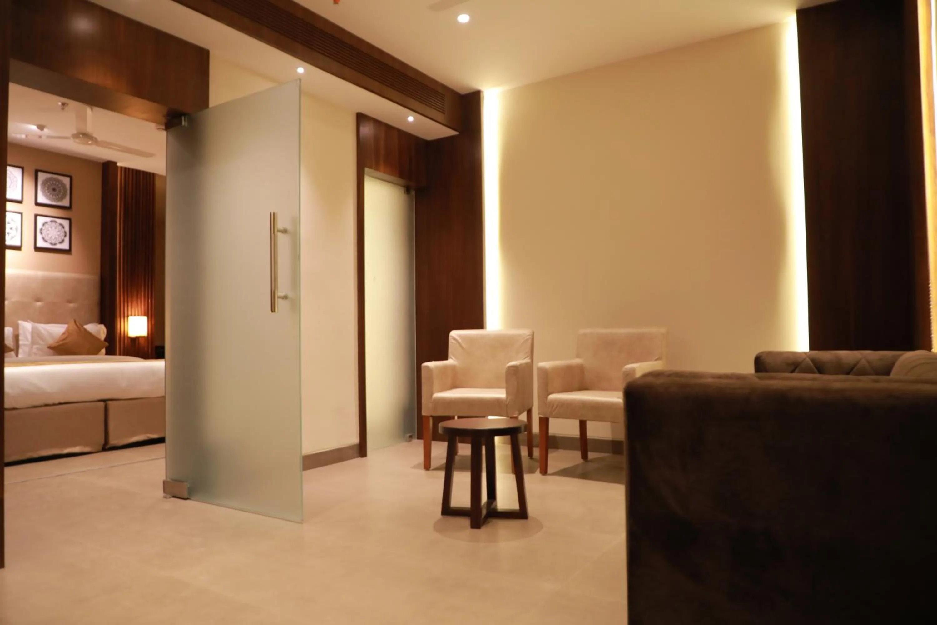 Living room, Bed in Magnet Hotel