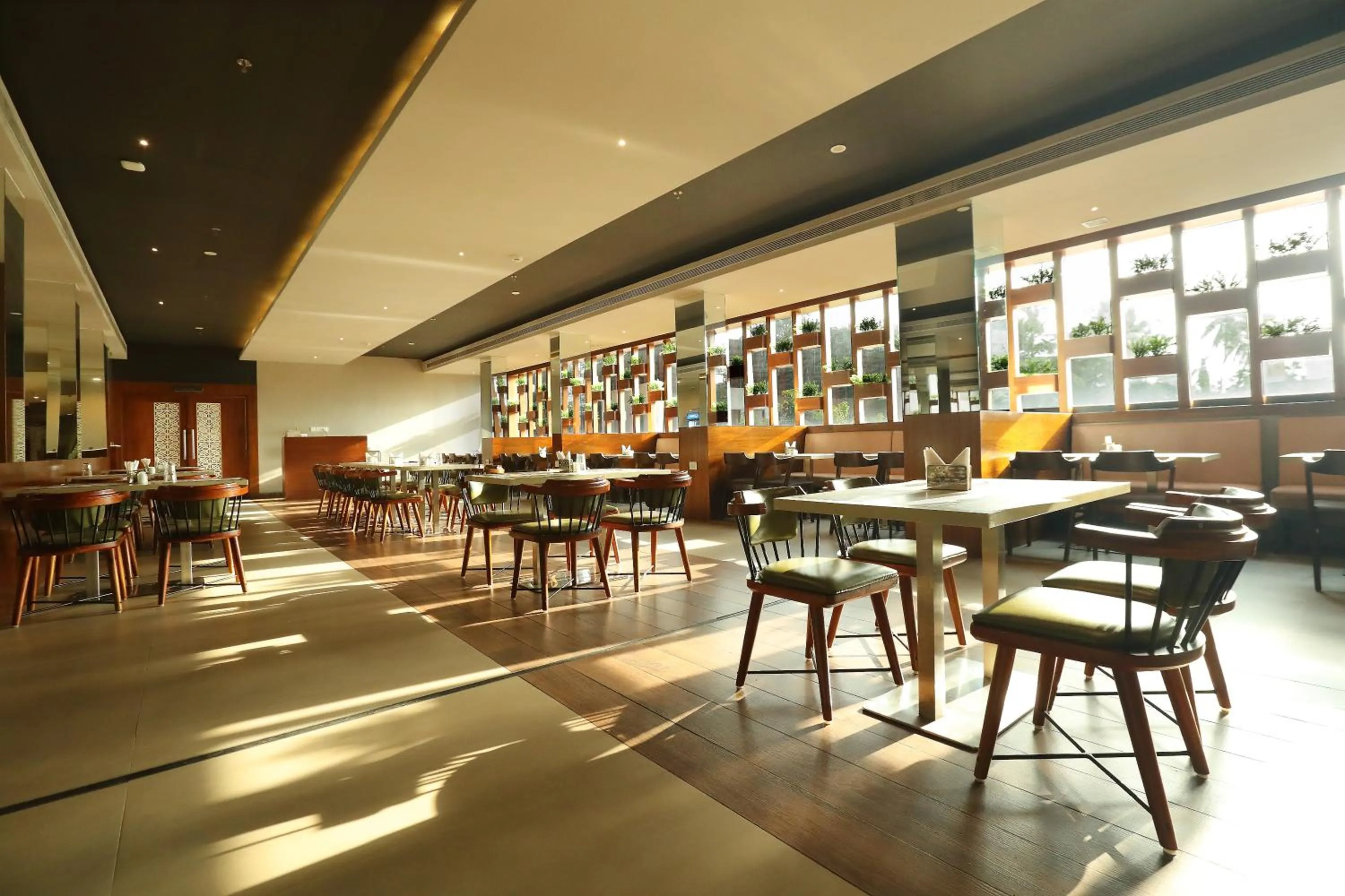 Restaurant/places to eat in Magnet Hotel