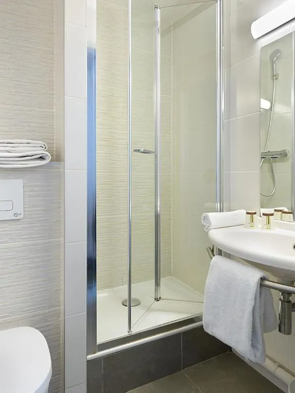 Bathroom in Hôtel REVOTEL Nancy Centre Gare et Congrès