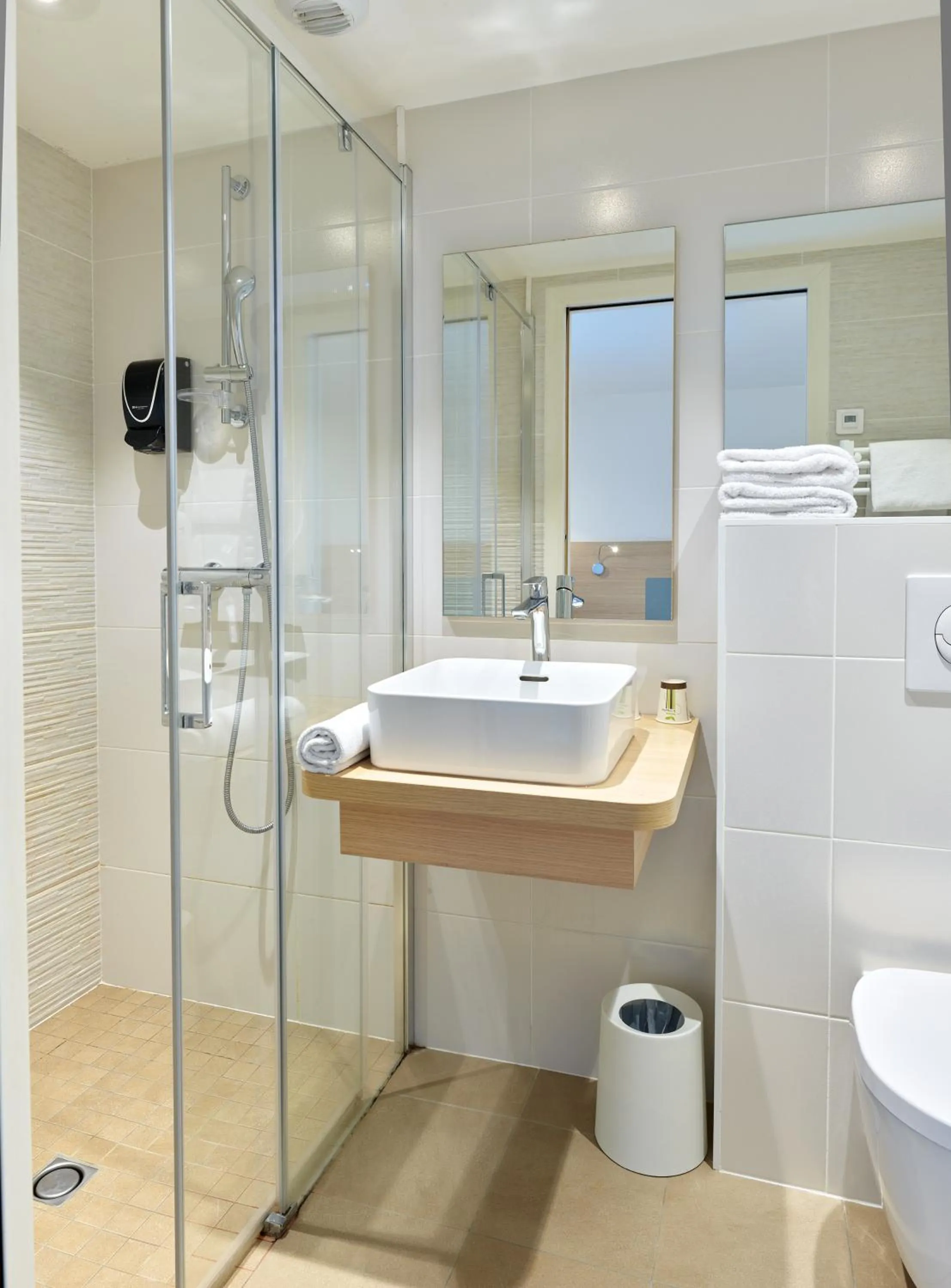 Bathroom in Hôtel REVOTEL Nancy Centre Gare et Congrès