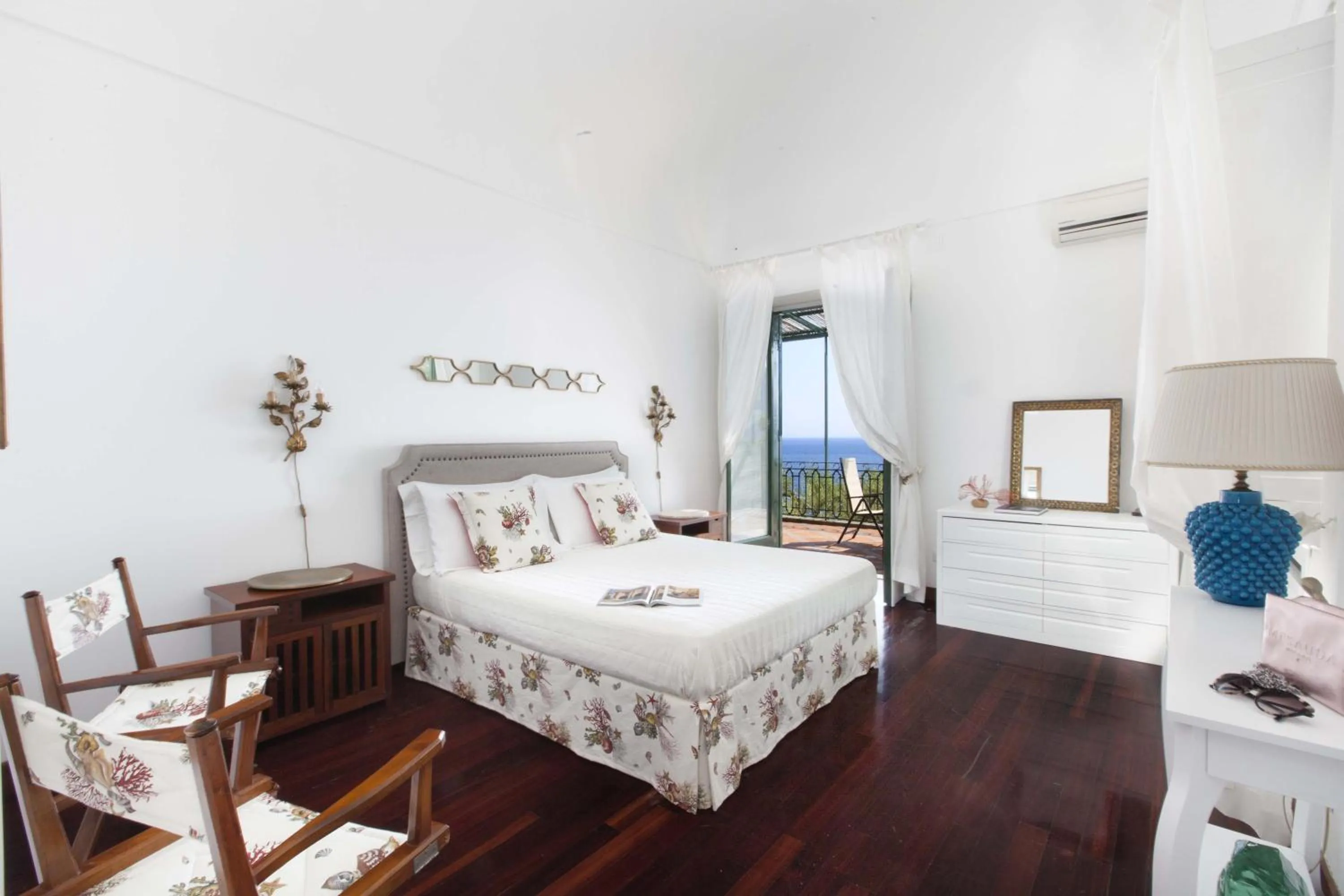 Bedroom, Bed in Amore Rentals - Villa Lo Scoglio