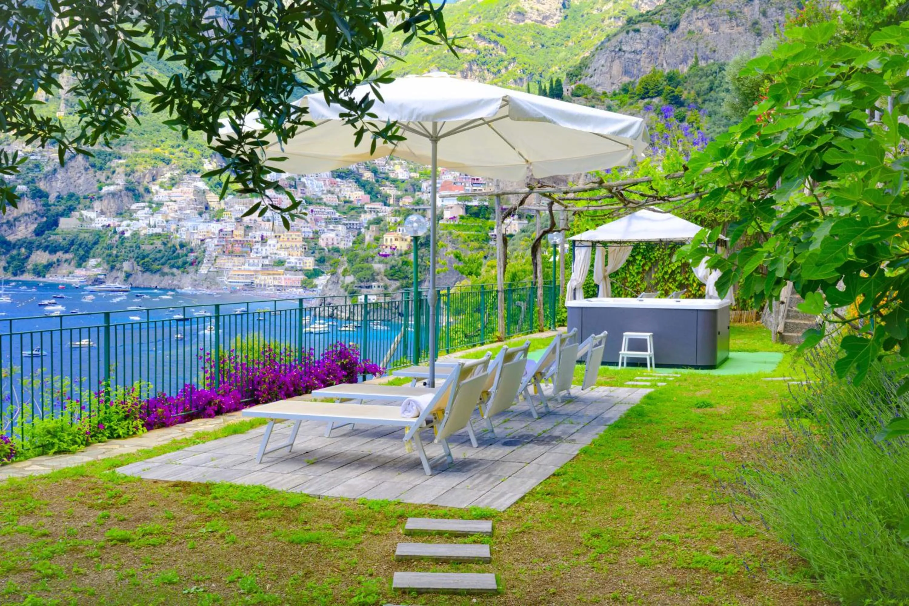 Hot Tub in Amore Rentals - Villa Lo Scoglio