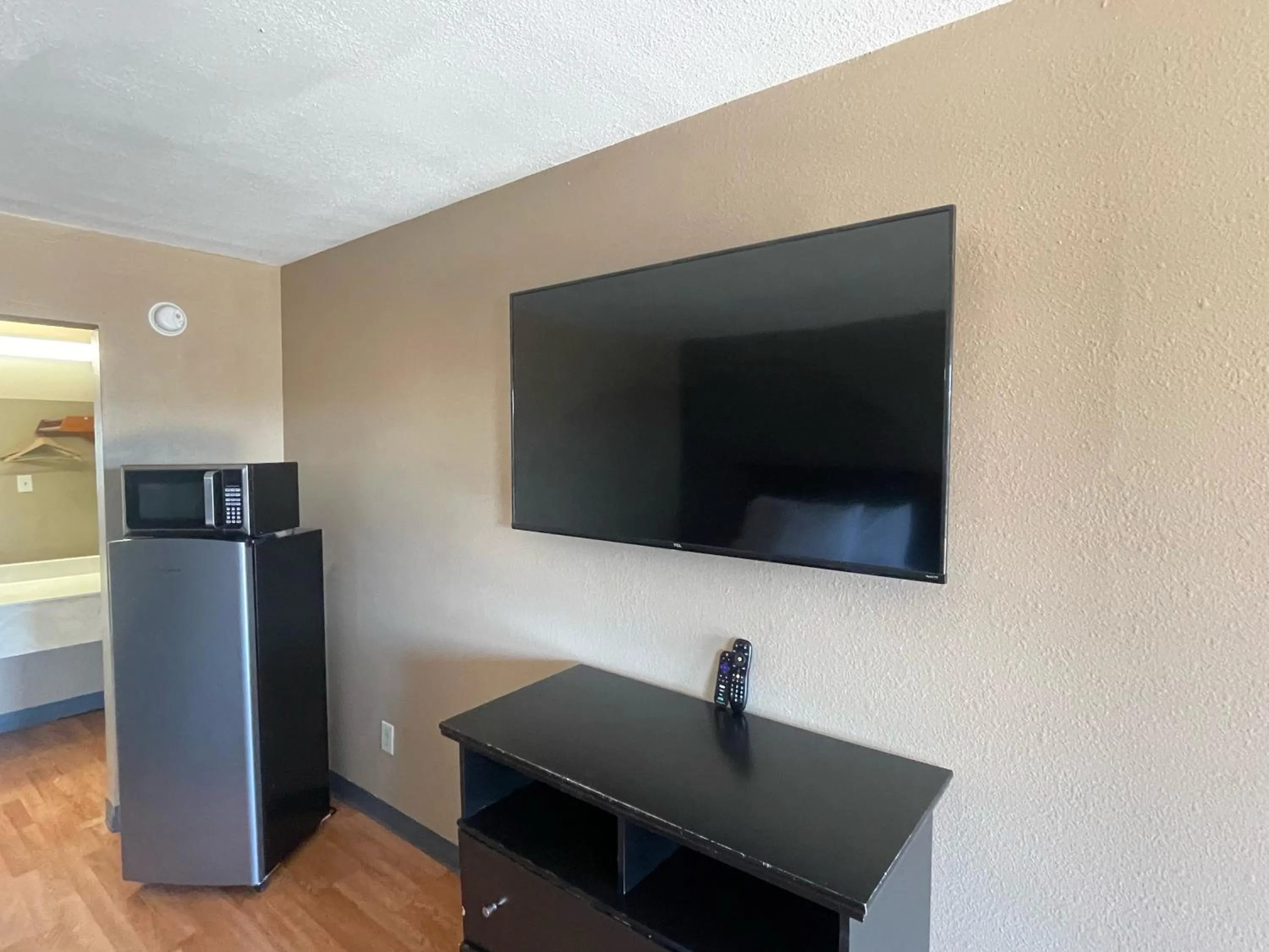 TV and multimedia in Best Budget Inn