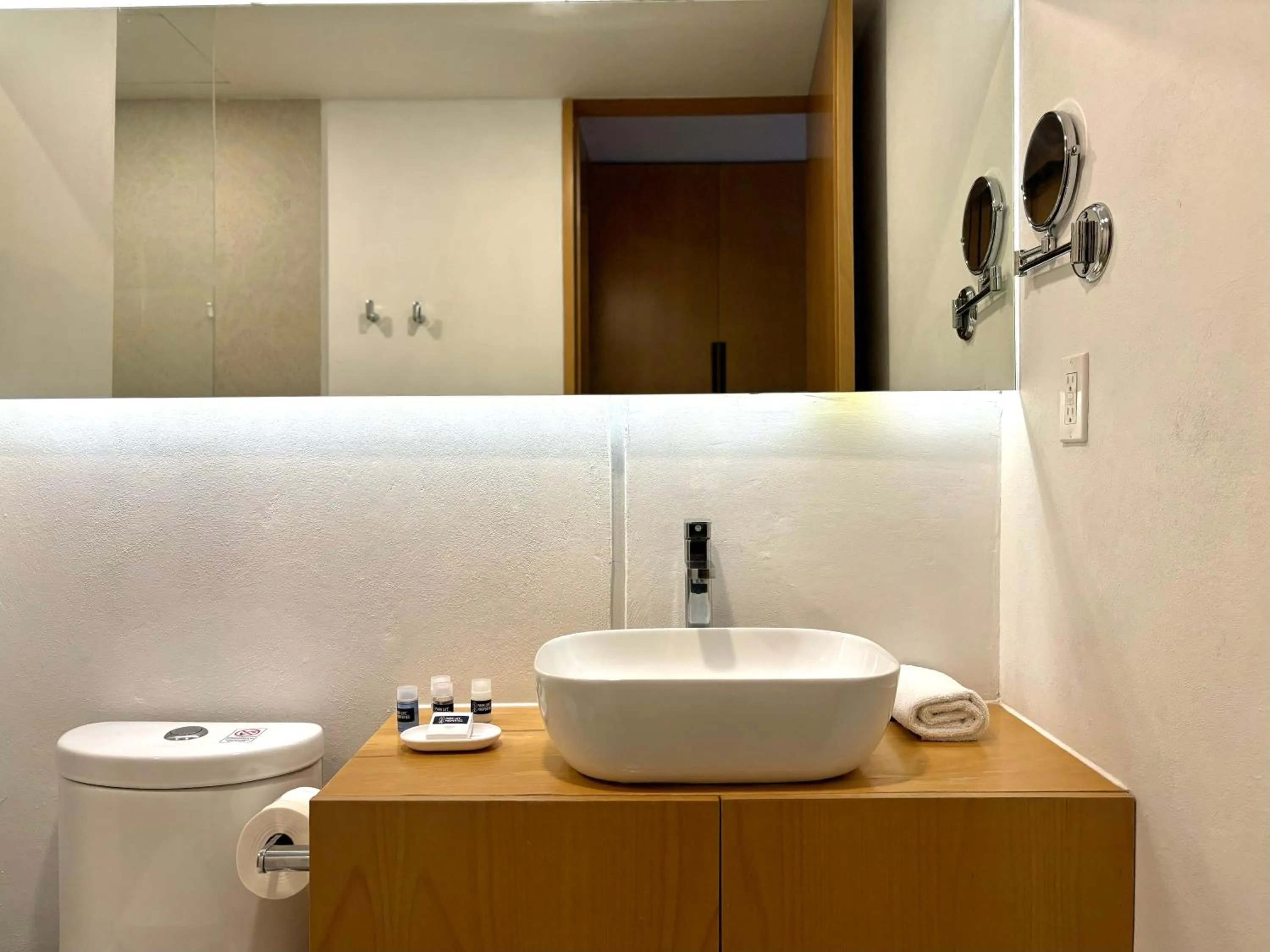 Toilet in Park Life Condesa Hipódromo