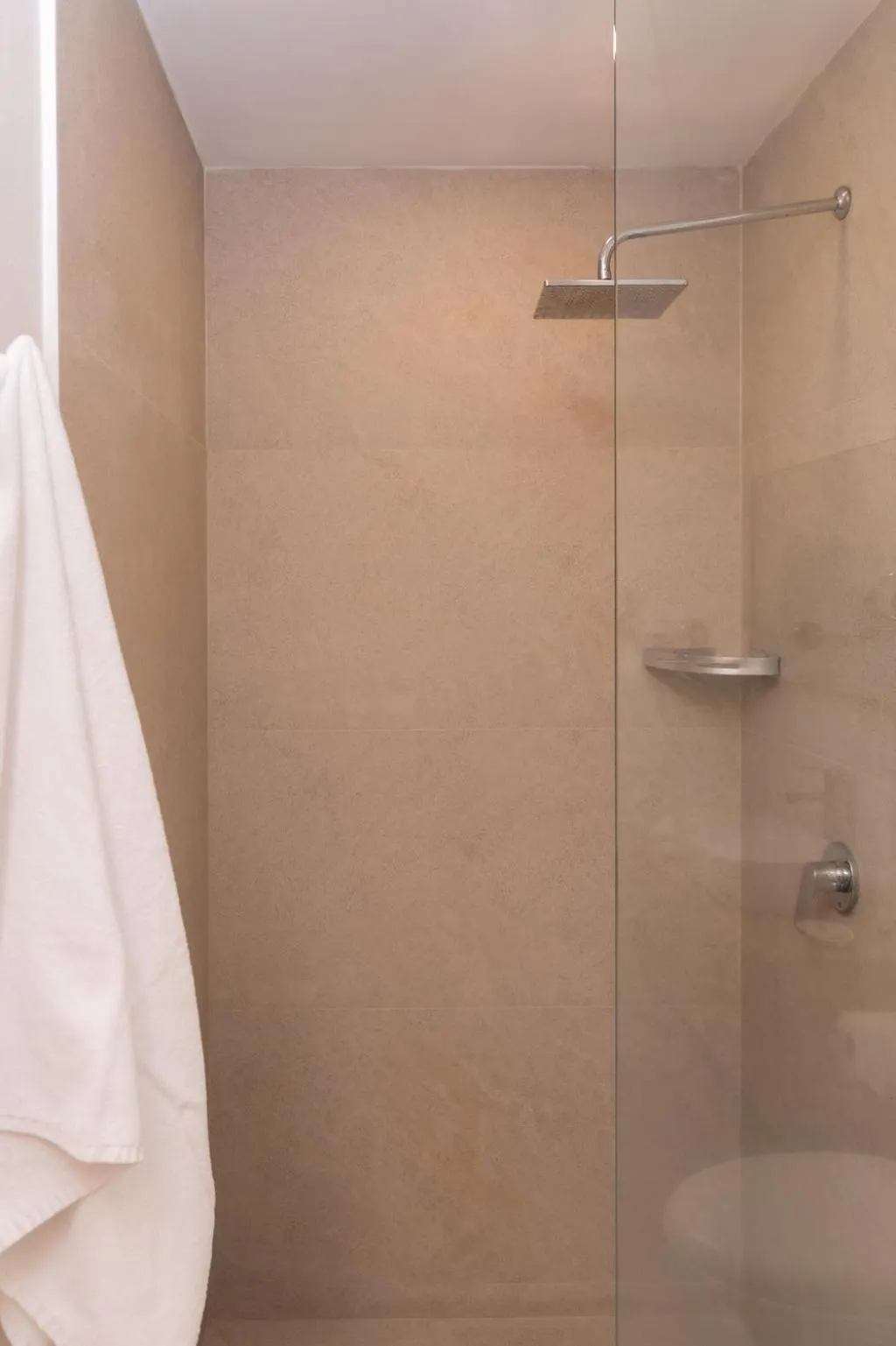 Shower in Park Life Condesa Hipódromo