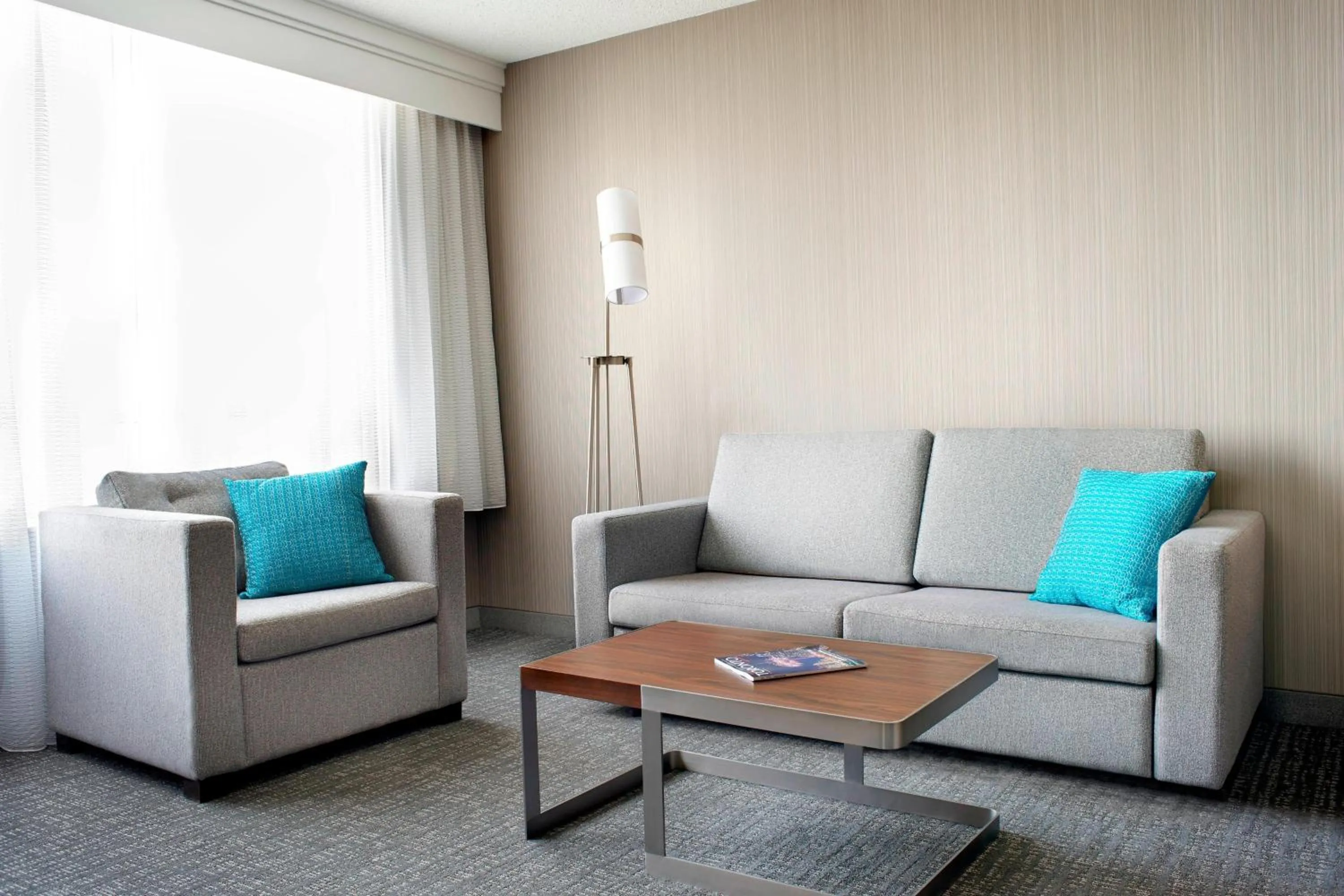 Living room in Courtyard by Marriott Toronto Downtown