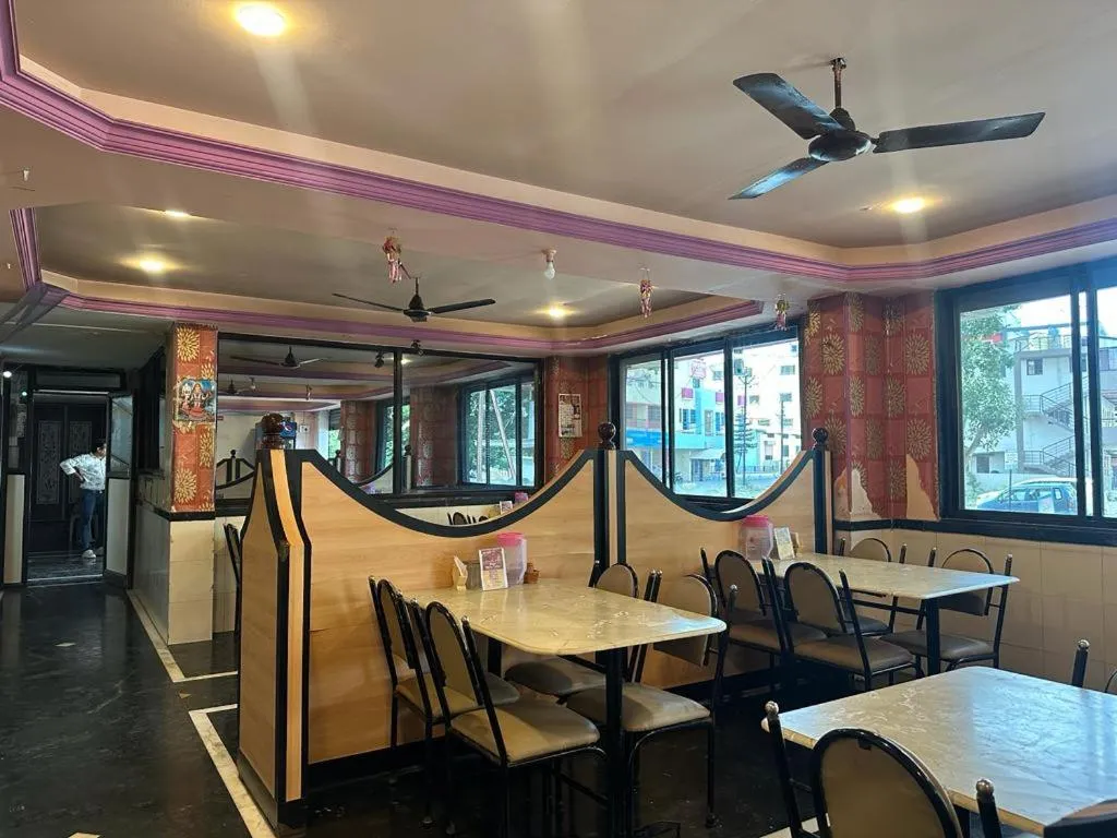 Restaurant/places to eat in Hotel Dhruv Palace