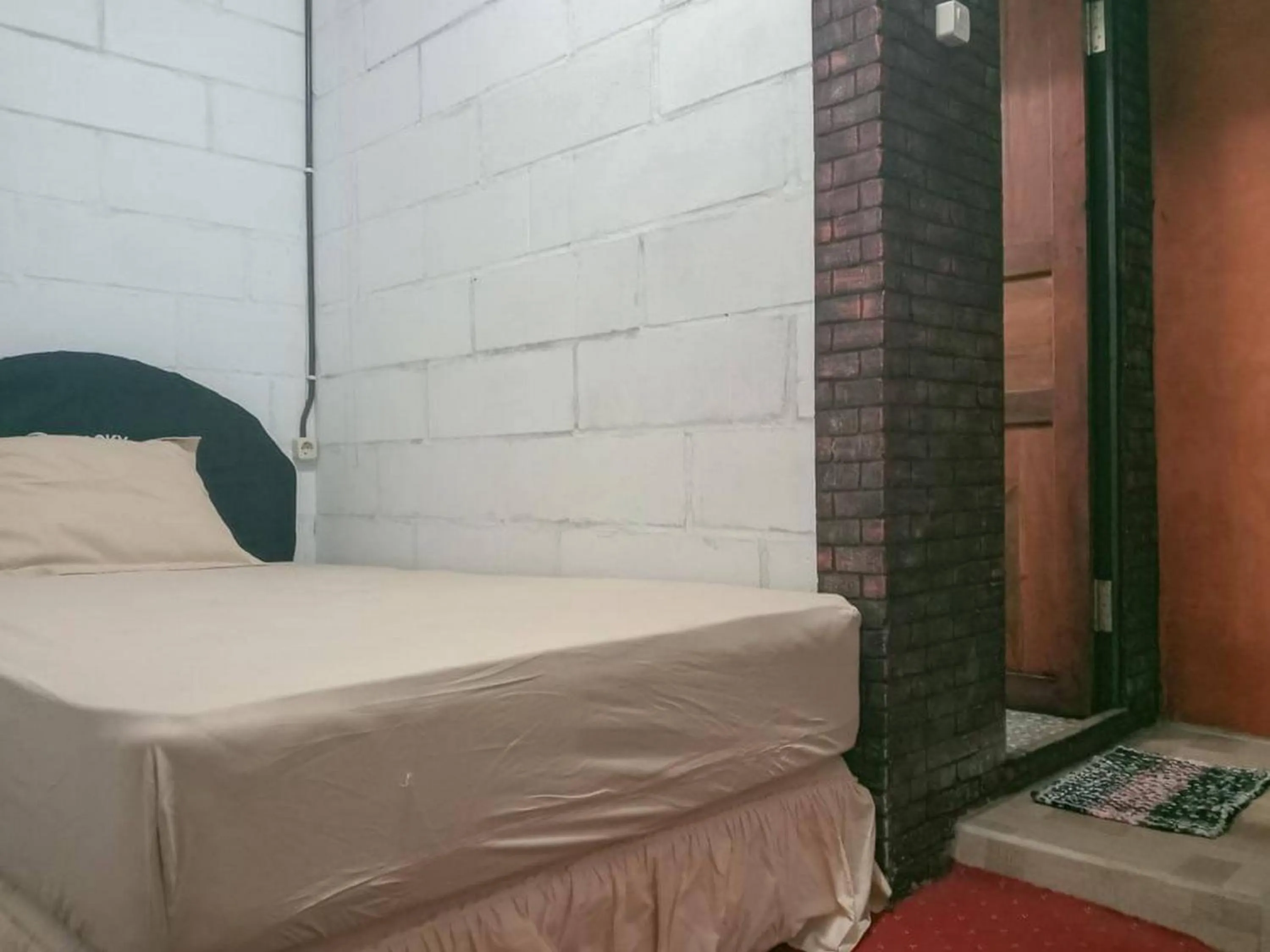 Bedroom, Bed in Rocky Guest House Syariah Mitra RedDoorz