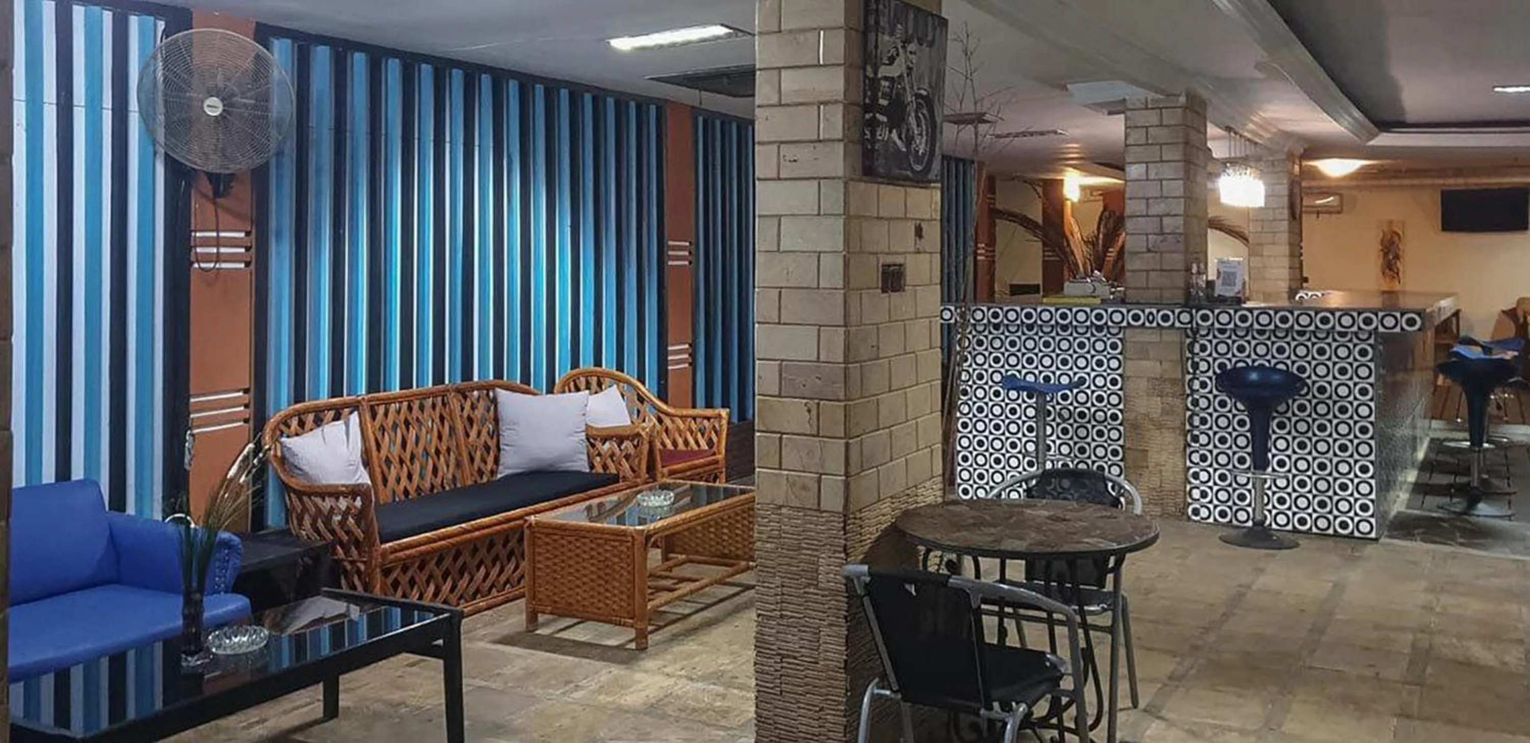 Seating area in Rocky Guest House Syariah Mitra RedDoorz