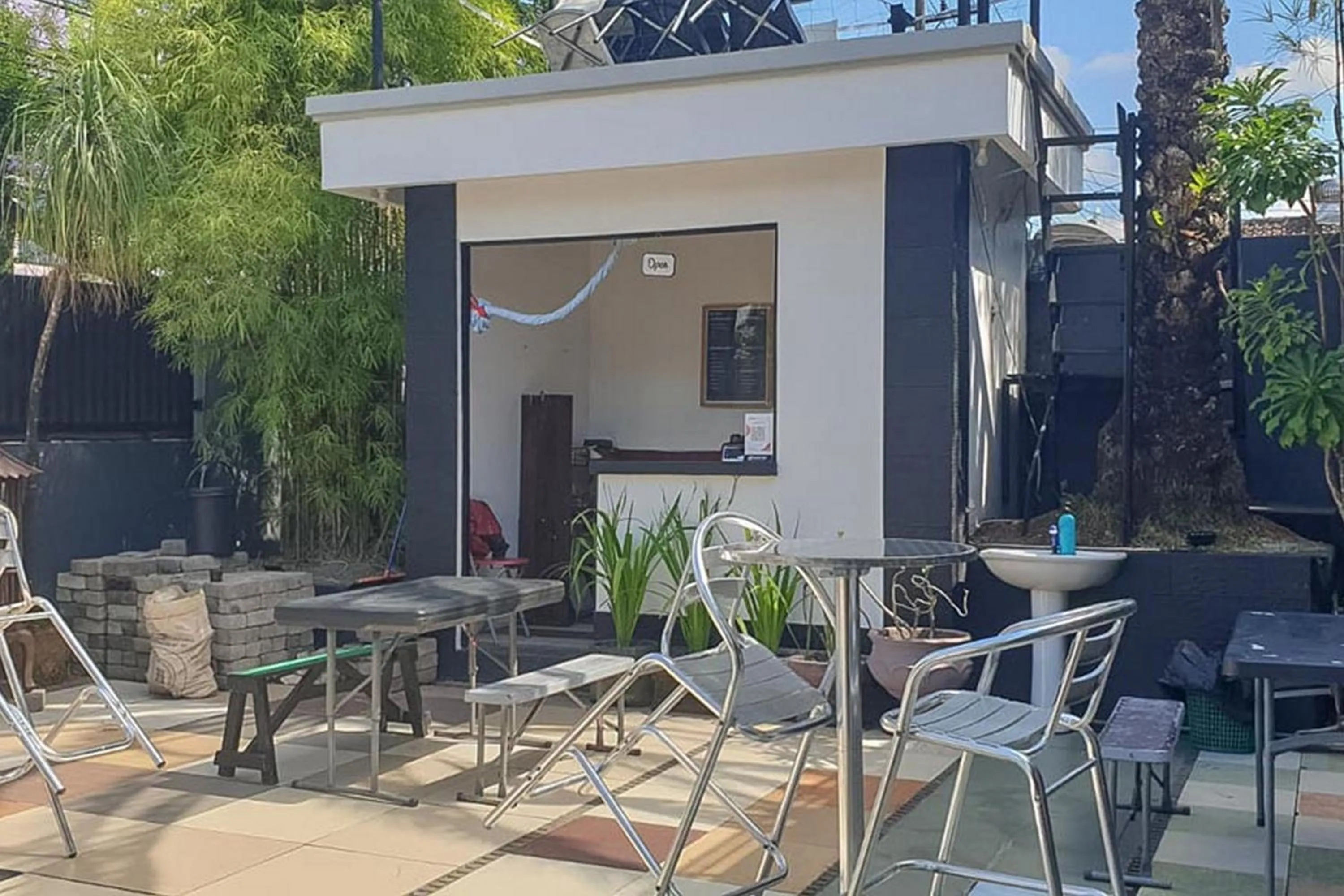 Seating area in Rocky Guest House Syariah Mitra RedDoorz