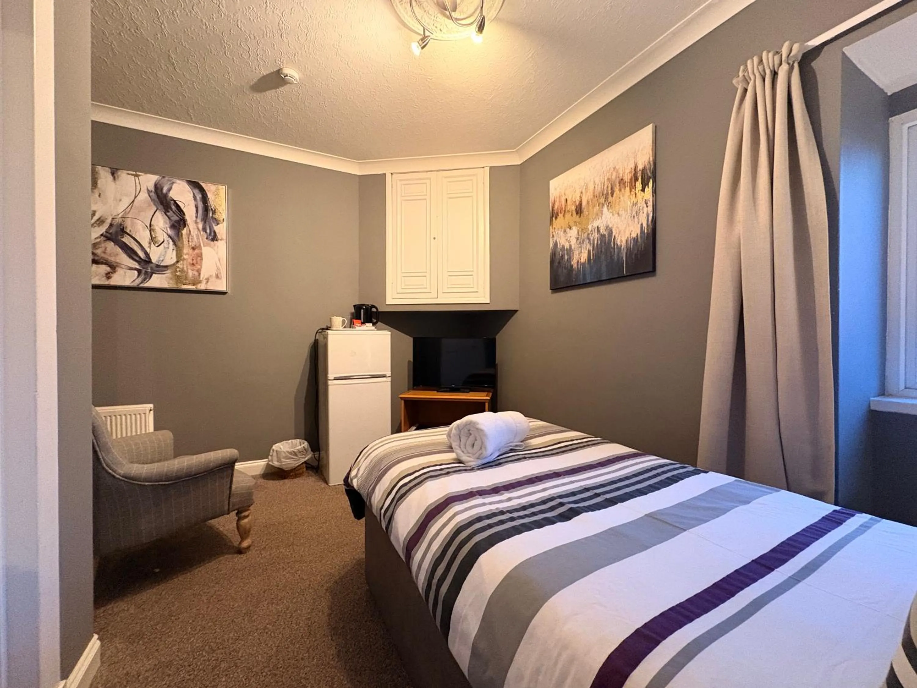 Photo of the whole room, Bed in Winmar