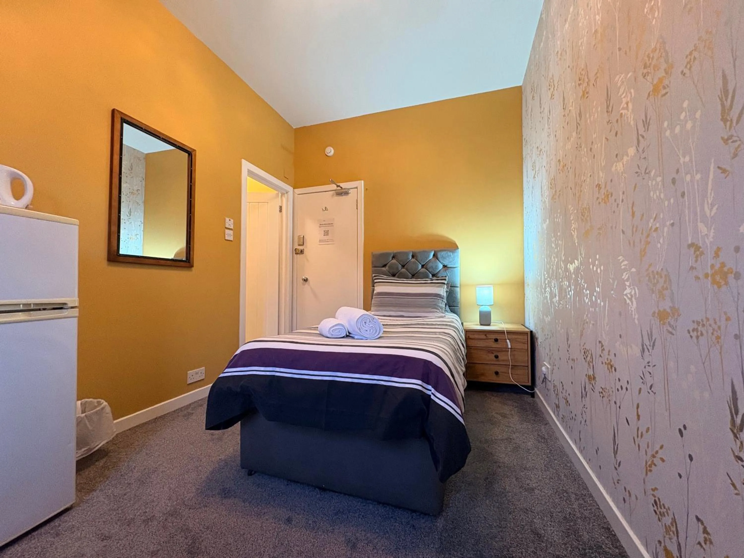 Photo of the whole room, Bed in Winmar