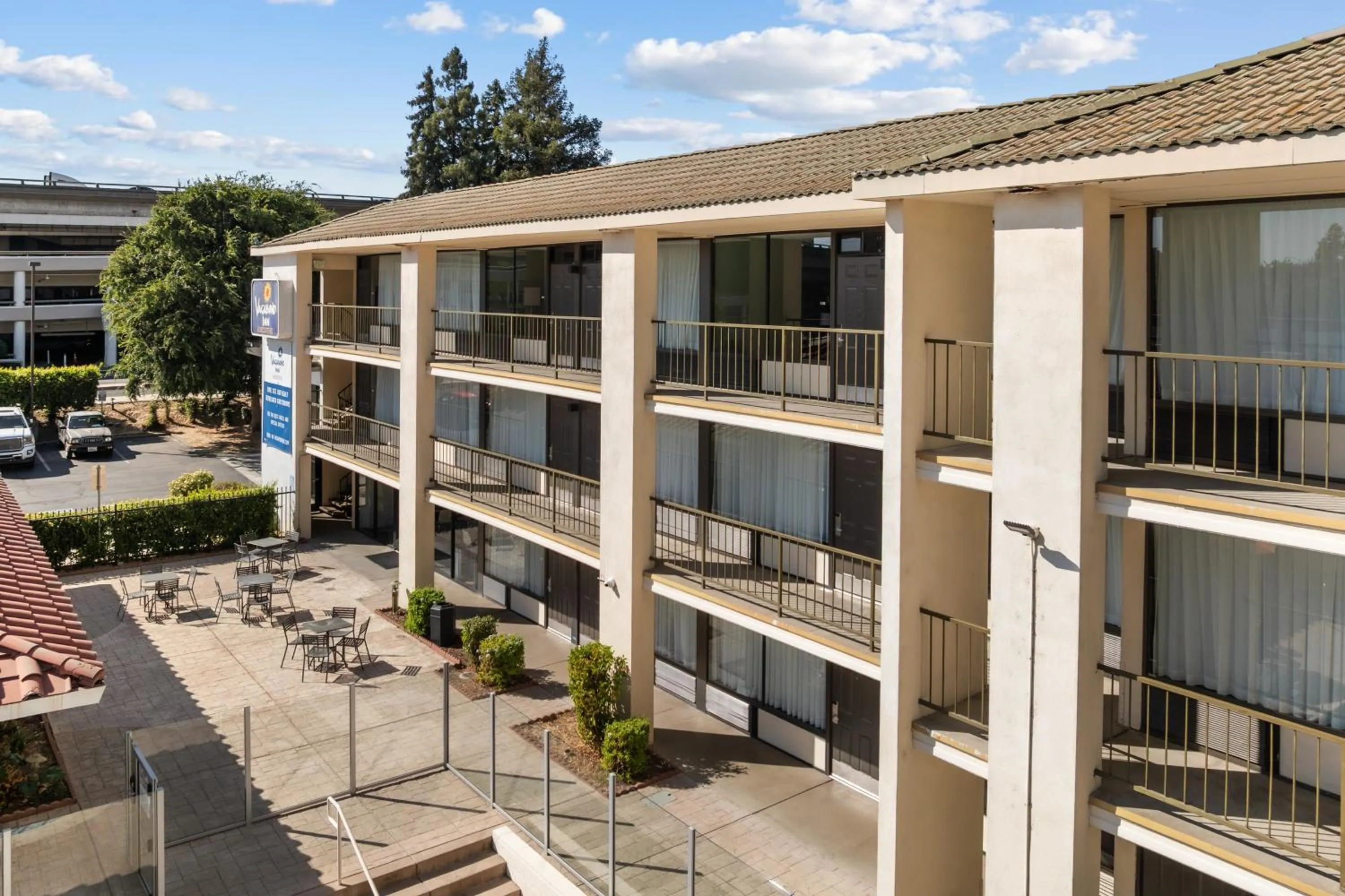 Property building in Vagabond Inn Executive Old Town