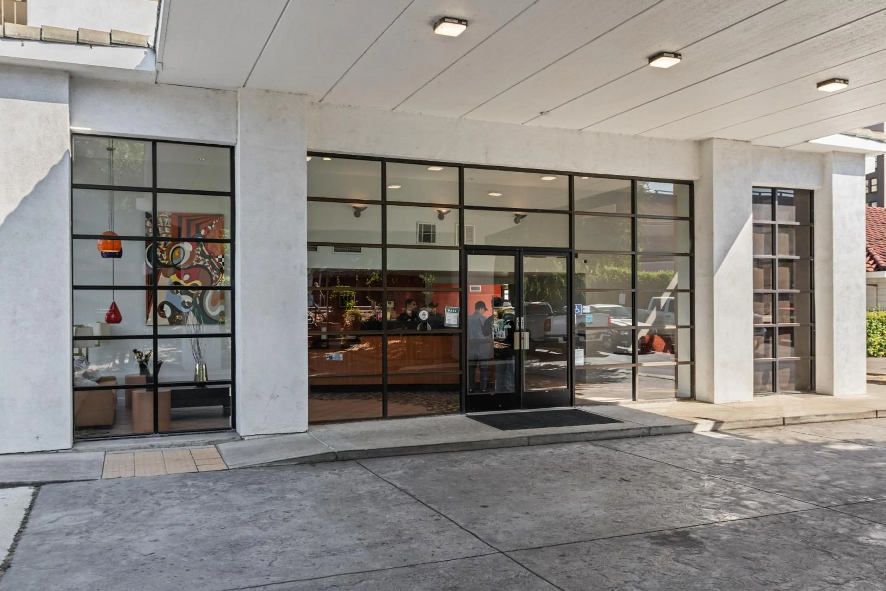 Facade/entrance in Vagabond Inn Executive Old Town