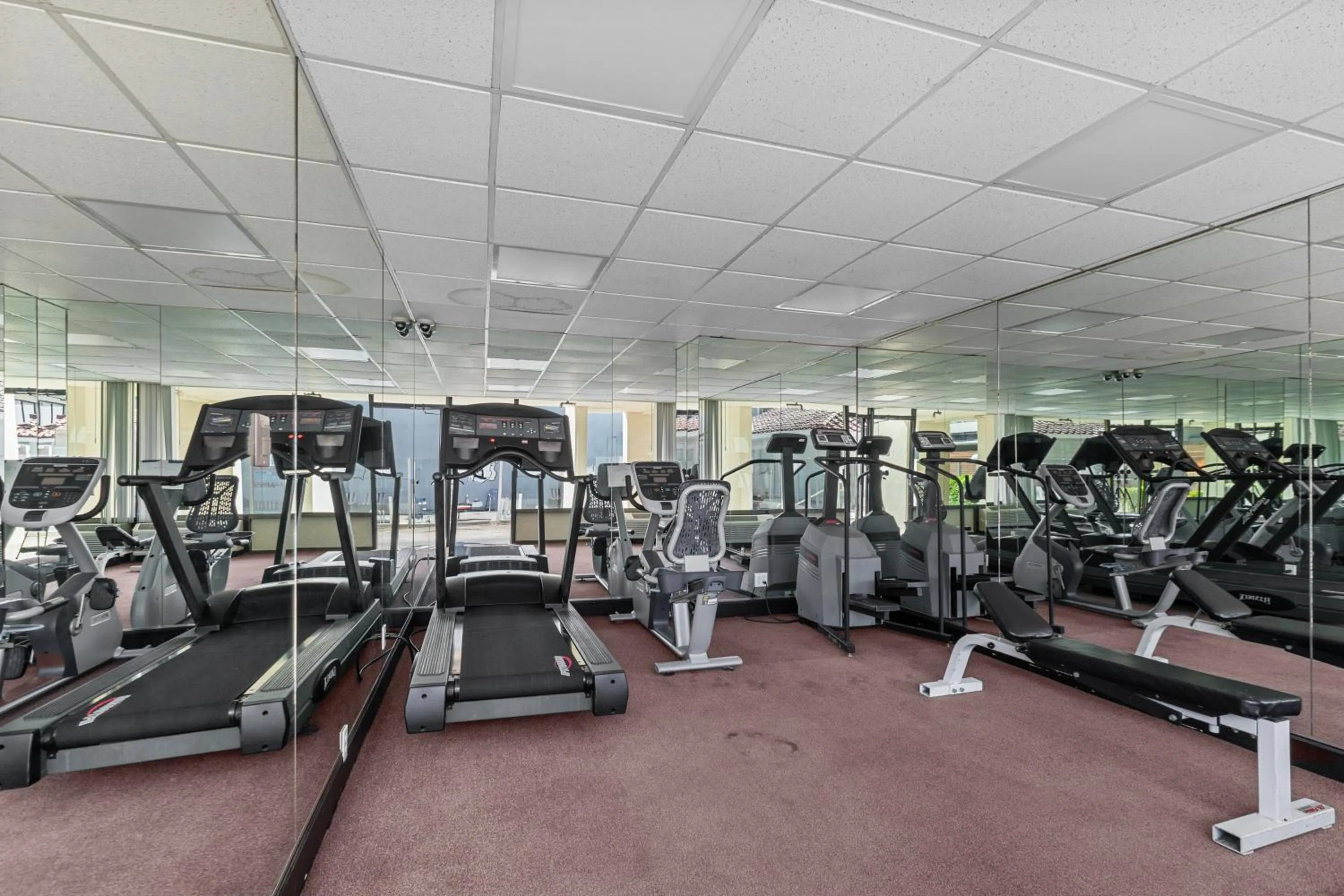 Fitness centre/facilities in Vagabond Inn Executive Old Town