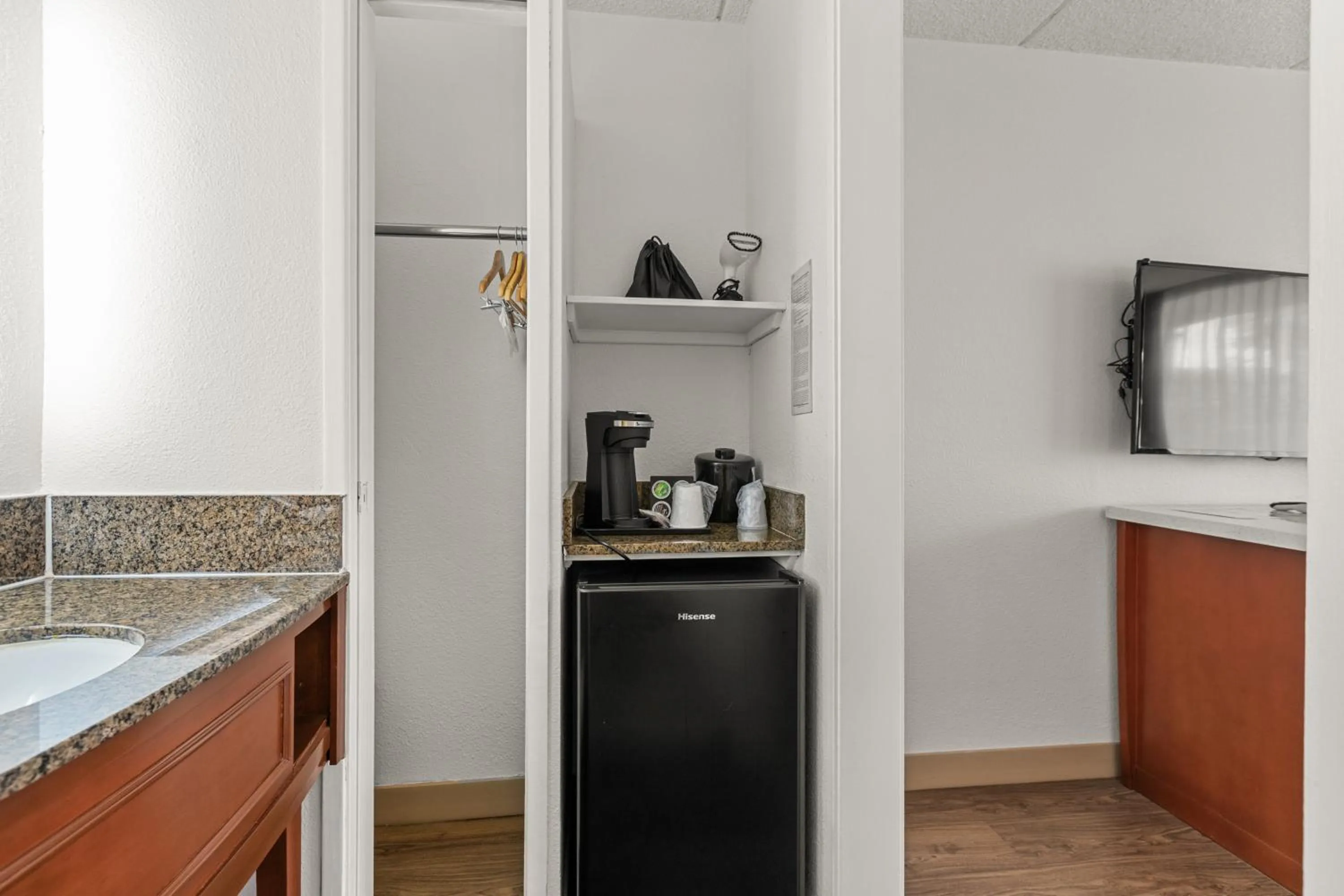 Coffee/tea facilities in Vagabond Inn Executive Old Town