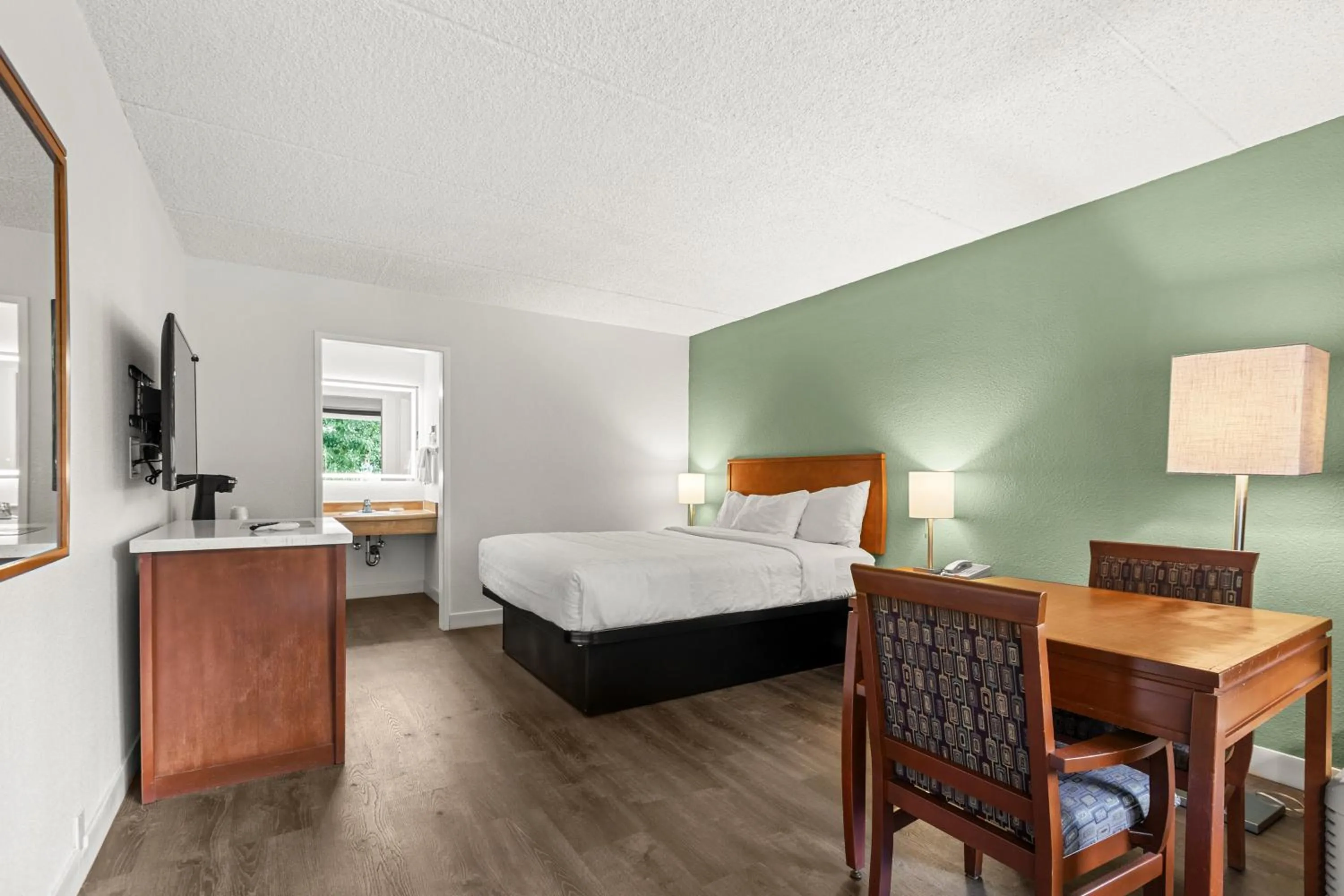 Bedroom, Bed in Vagabond Inn Executive Old Town