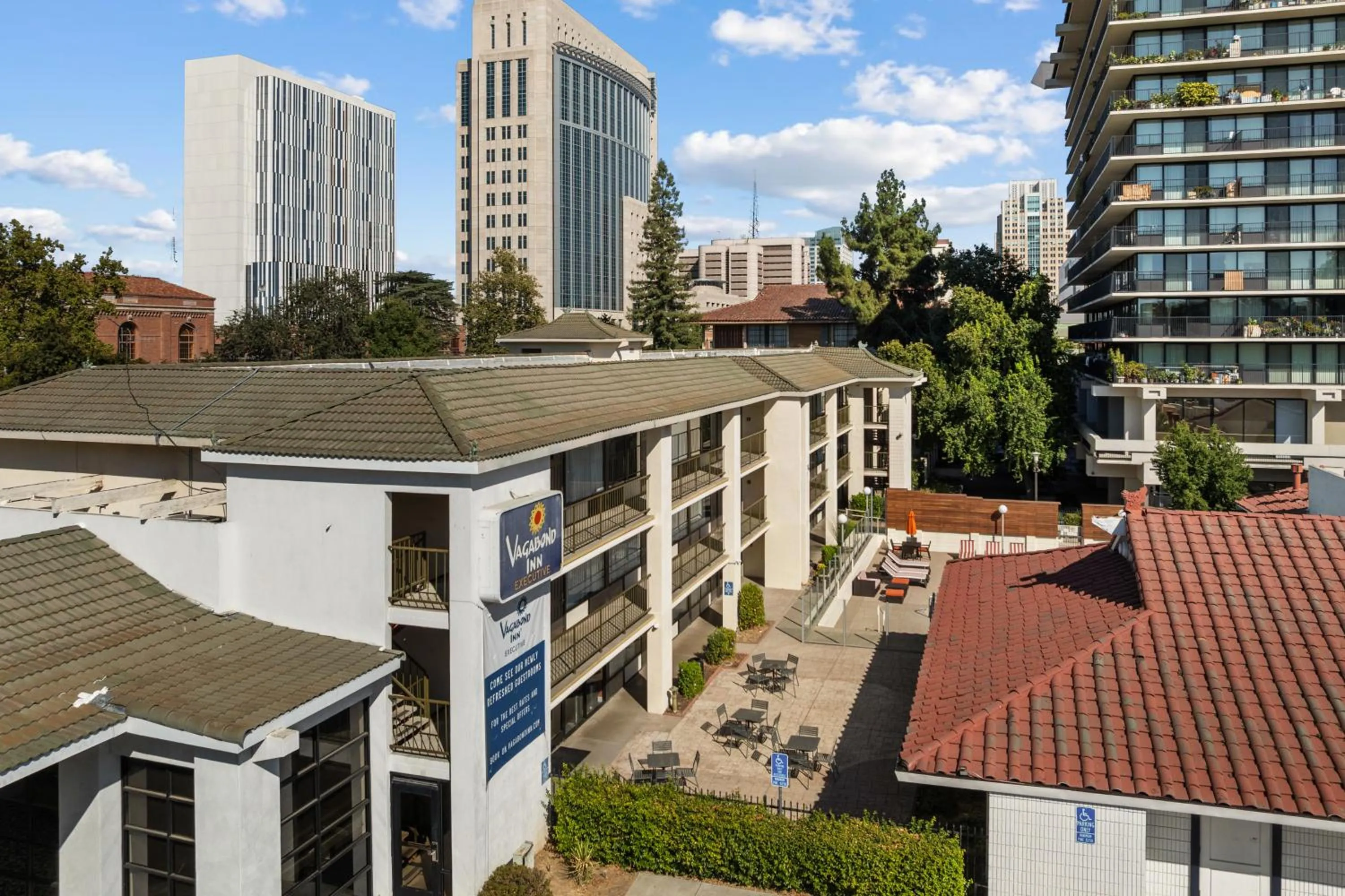 Property building in Vagabond Inn Executive Old Town
